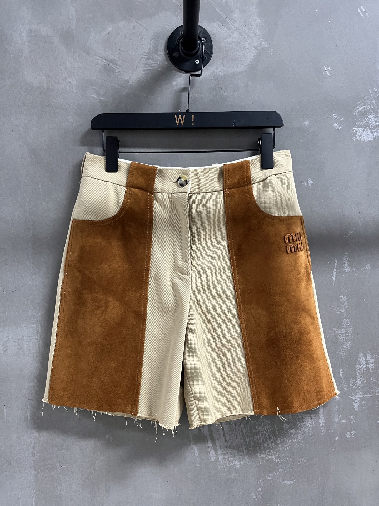 NO:944866,Introduction to MiuM*u | 2026 Autumn and Winter New Products This season’s best mid-pants item!  Original custom-made, sweet and cool retro style, easy-to-match and fashionable version!  - MATERIAL - Leather imported mixed cashmere custom fabric size S-19860909MiuM*u简介｜2026秋冬新品 本季度最佳中裤单品！原版订制 甜酷风复古气质,版型不挑人百搭又时髦！ - MATERIAL 材质 - 皮面进口混种羊绒面定制面料 sizeＳ- XL M码腰围68 臀围98 裤长46 price,缪缪-服装,miumiu,,Women's clothing