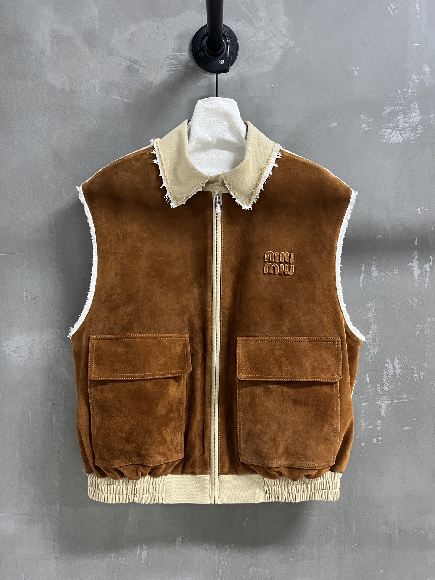 NO:944872,MiuM*u Introduction | 2026 Autumn and Winter New Products The best vest item of this season!  Original custom-made, sweet and cool retro style, easy-to-match and fashionable version!  - MATERIAL - Leather imported hybrid cashmere custom fabric size S-19860909MiuM*u简介｜2026秋冬新品 本季度最佳马甲单品！原版订制 甜酷风复古气质,版型不挑人百搭又时髦！ - MATERIAL 材质 - 皮面进口混种羊绒面定制面料 sizeＳ- XL M码胸围124 肩宽51 衣长63 price,缪缪-服装,miumiu,,Women's clothing