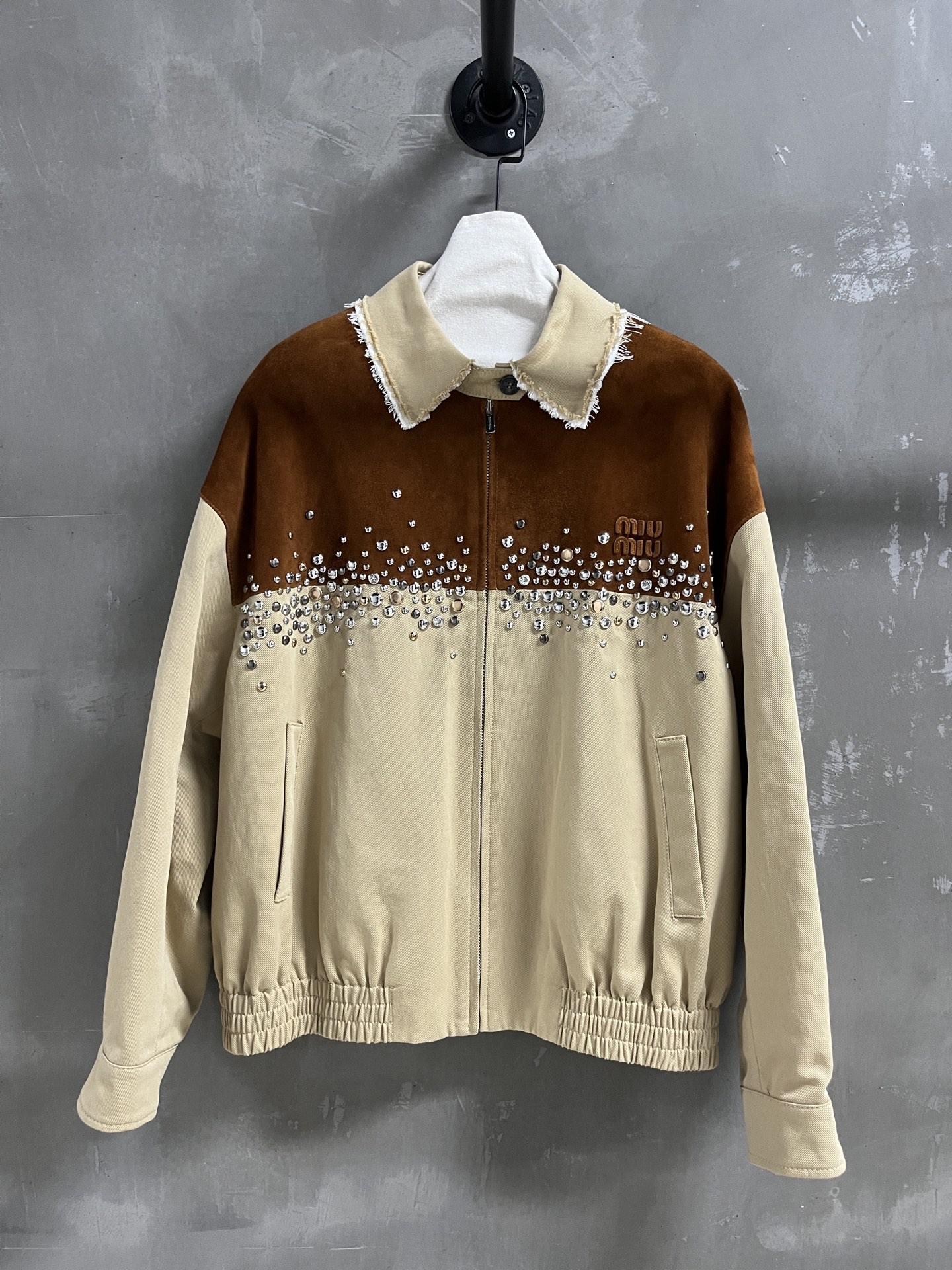 NO:944887,MiuM*u Introduction | 2026 Autumn and Winter New Products The best outerwear item of this season!  The original heavy-duty rivets are customized with sweet and cool retro temperament, and the style is versatile and fashionable!  - MATERIAL - Leather imported mixed cashmere custom fabric size S-19860909MiuM*u简介｜2026秋冬新品 本季度最佳外套单品！原版重工铆钉订制 甜酷风复古气质,版型不挑人百搭又时髦！ - MATERIAL 材质 - 皮面进口混种羊绒面定制面料 sizeＳ- XL M码胸围132 肩宽61 衣长63 袖长54 price,缪缪-服装,miumiu,jackets & coats,,Women's clothing