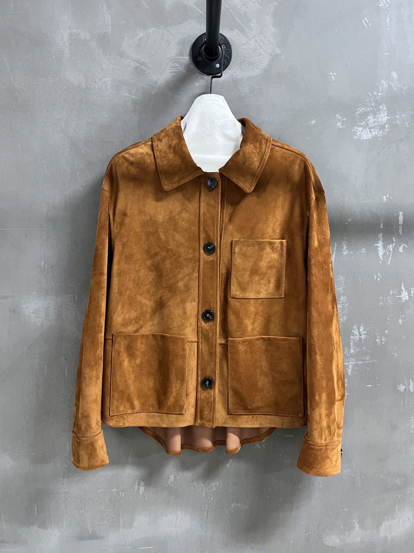 NO:945492,Introduction to Loewe | 2026 Autumn and Winter New Products The best leather clothing items of this season!  The style is versatile and fashionable!  - MATERIAL material - leather imported mixed-breed sheep double-sided leather size S-19860909Loewe简介｜2026秋冬新品 本季度最佳皮衣单品！版型不挑人百搭又时髦！ - MATERIAL 材质 - 皮面进口混种羊双面皮 size Ｓ- XL M码胸围102 衣长65 肩宽52 袖长56 price,罗意威-服装,loewe,loewe,leather jacket,,Women's clothing