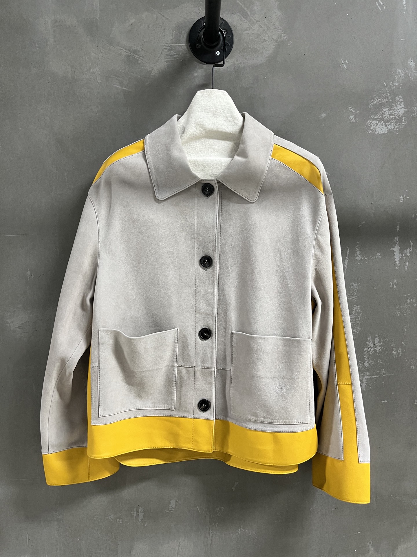 NO:945429,Introduction to Loewe | 2026 Autumn and Winter New Products The best leather clothing items of this season!  The style is versatile and fashionable!  - MATERIAL material - leather imported mixed-breed sheep double-sided leather size S-19860909Loewe简介｜2026秋冬新品 本季度最佳皮衣单品！版型不挑人百搭又时髦！ - MATERIAL 材质 - 皮面进口混种羊双面皮 size Ｓ- XL M码胸围110 衣长61 肩宽51 袖长54 price,罗意威-服装,loewe,loewe,leather jacket,,Women's clothing