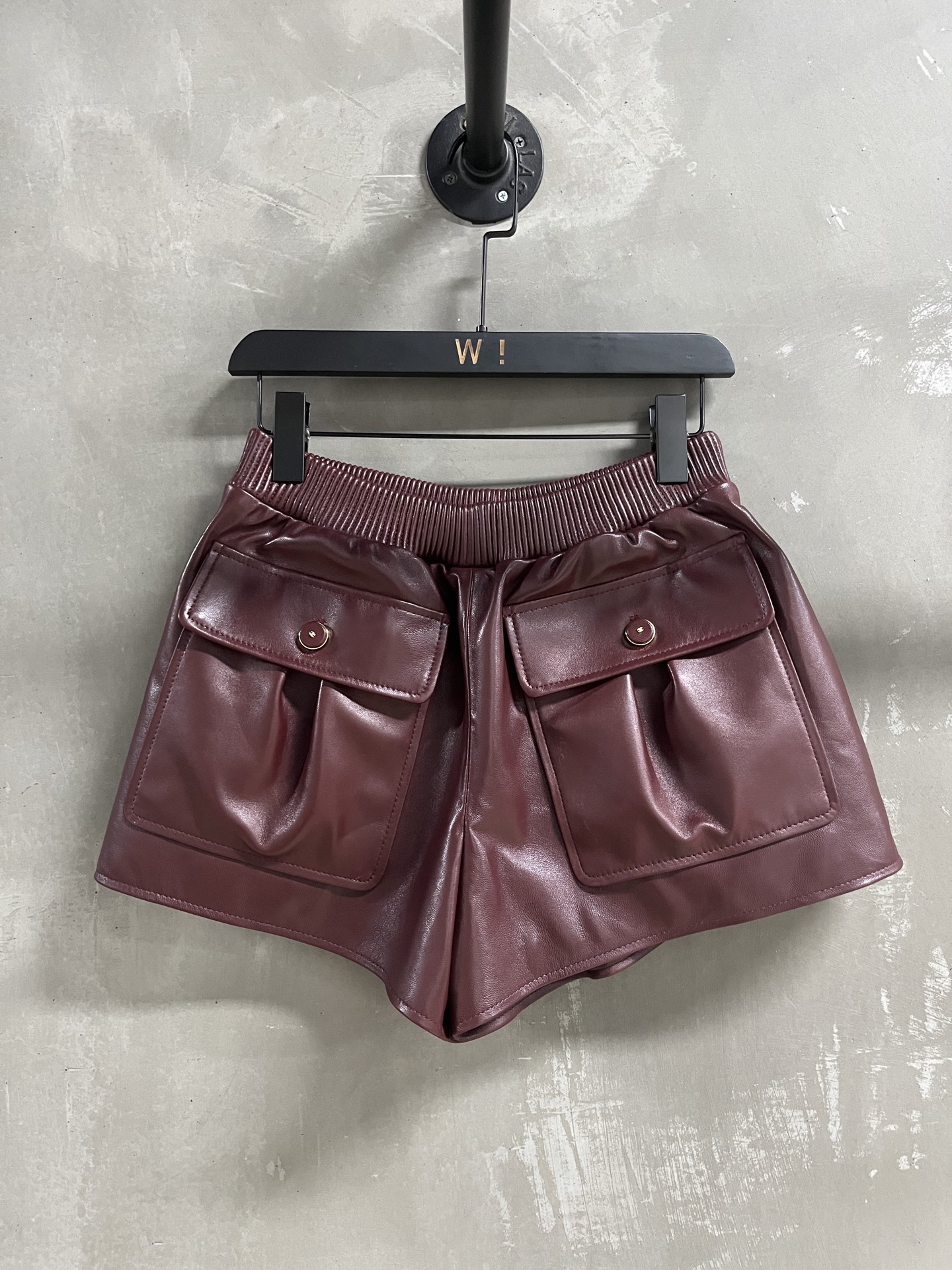 NO:945480,Introduction to Chan*l | 2026 Autumn and Winter New Products This season’s best shorts item!  Classic Chanel design, easy-to-match style, versatile and fashionable!  Cleanly cut and interspersed with custom molded hardware buckles - MATERIAL material - leather imported Turkish lambskin size S-19860909Chan*l简介｜2026秋冬新品 本季度最佳短裤单品！经典香奈儿设计 版型不挑人百搭又时髦！利落裁剪的同时穿插订制开模五金扣 - MATERIAL 材质 - 皮面进口土耳其小羊皮 size S- XL M码松紧腰围64 臀围106 裤长38 price,香奈儿-服装,chanel,chanel,shorts,sheepskin,,Women's clothing