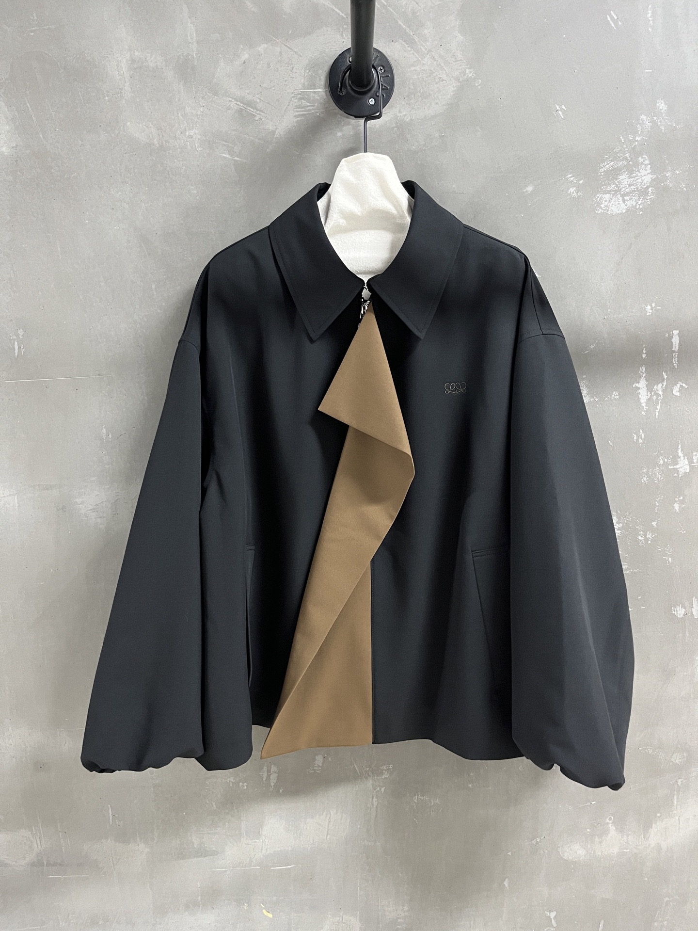 NO:945962,Introduction to loewe | 2026 Autumn and Winter New Products The best outerwear item of this season!  The original custom-made version is versatile and fashionable!  - MATERIAL - Leather imported original high-knit density fabric size S- L19860909loewe简介｜2026秋冬新品 本季度最佳外套单品！原版订制 版型不挑人百搭又时髦！ - MATERIAL 材质 - 皮面进口原版高织数密度面料 sizeＳ- L M码胸围140 衣长67 肩宽60 袖长53 price,罗意威-服装,loewe,loewe,jackets & coats,,Women's clothing