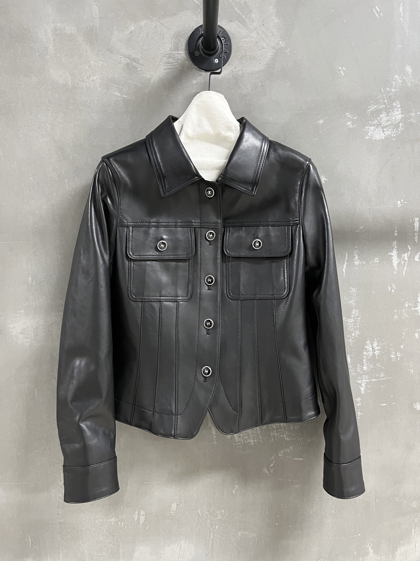 NO:946159,Introduction to Chan*l | 2026 Autumn and Winter New Products The best outerwear item of this season!  Classic Chanel design, easy-to-match style, versatile and fashionable!  Clean cut and interspersed with custom molded hardware buckles. Contrast color jacquard design on the inside - MATERIAL material - leather imported Turkish lambskin size S-19860909Chan*l简介｜2026秋冬新品 本季度最佳外套单品！经典香奈儿设计 版型不挑人百搭又时髦！利落裁剪的同时穿插订制开模五金扣 内里撞色提花设计 - MATERIAL 材质 - 皮面进口土耳其小羊皮 size S- XL M码胸围92 衣长50 肩宽40 袖长61 price,香奈儿-服装,chanel,chanel,jackets & coats,sheepskin,,Women's clothing