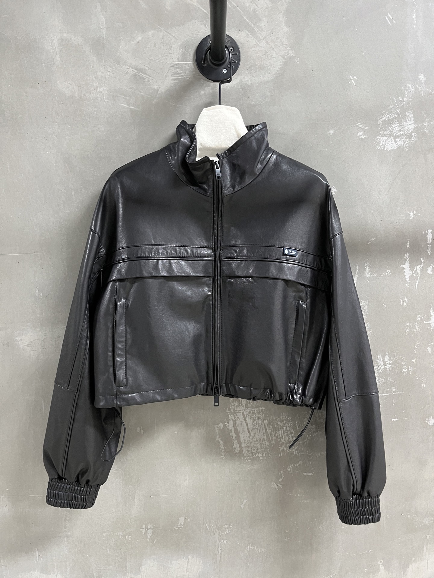 NO:946430,Introduction to Prada | 2026 Autumn and Winter New Products The best outerwear item of this season!  The style is versatile and fashionable!  - MATERIAL material - leather imported Turkish lambskin size S-19860909Prada简介｜2026秋冬新品 本季度最佳外套单品！版型不挑人百搭又时髦！ - MATERIAL 材质 - 皮面进口土耳其小羊皮 size S- XL M码胸围118 肩宽57 衣长46 袖长53,普拉达-服装,prada,prada,jackets & coats,sheepskin,,Women's clothing