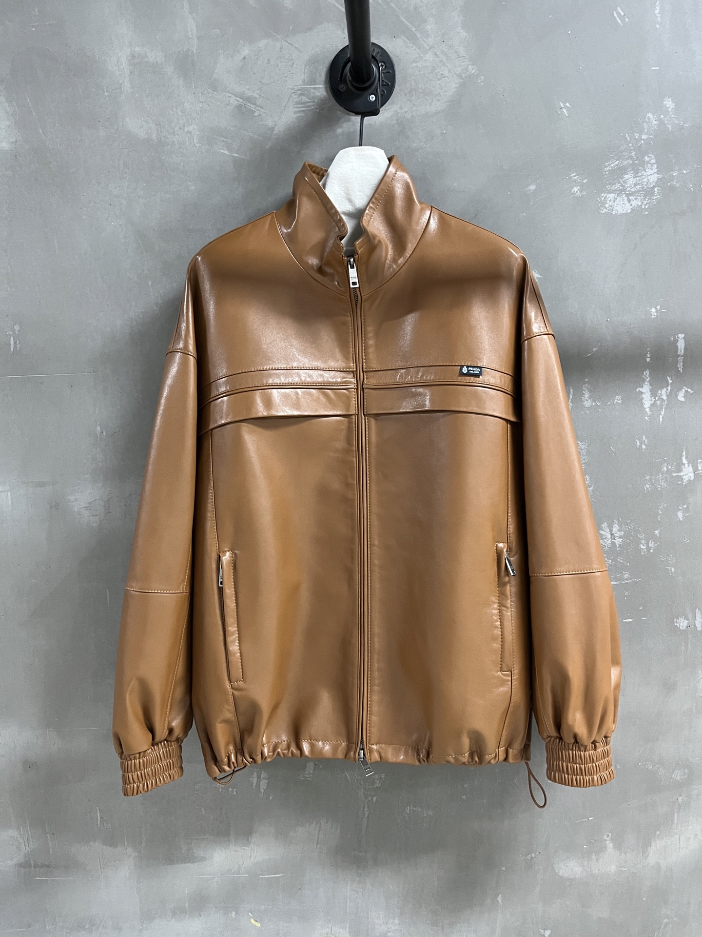 NO:946421,Introduction to Prada | 2026 Autumn and Winter New Products The best outerwear item of this season!  The style is versatile and fashionable!  - MATERIAL material - leather imported Turkish lambskin size S-19860909Prada简介｜2026秋冬新品 本季度最佳外套单品！版型不挑人百搭又时髦！ - MATERIAL 材质 - 皮面进口土耳其小羊皮 size S- XL M码胸围122 肩宽60 衣长67 袖长51,普拉达-服装,prada,prada,jackets & coats,sheepskin,,Women's clothing