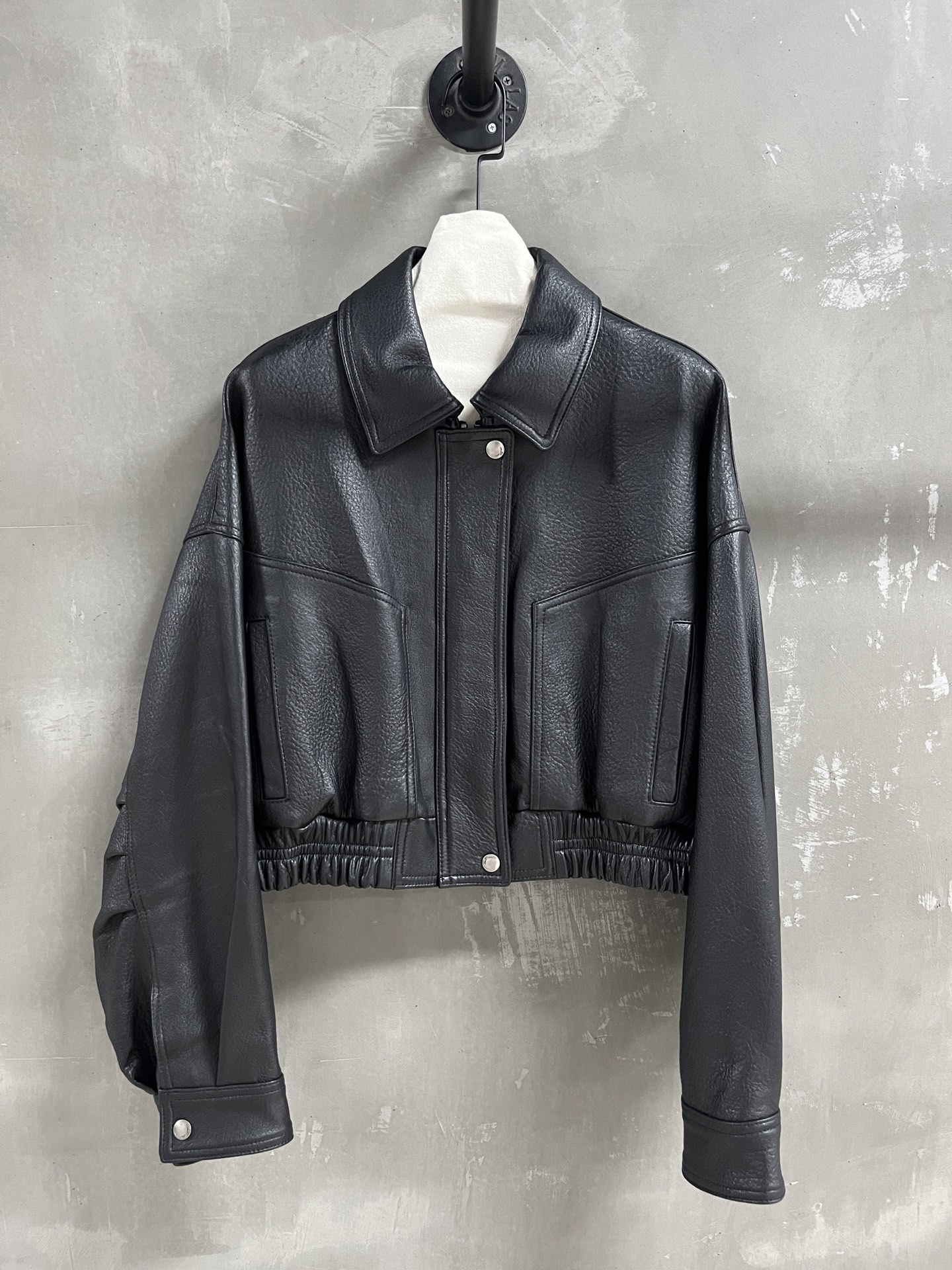 NO:946527,Introduction to Saint L*urent｜2026 new autumn and winter products The best outerwear item of this season!  Original custom-made, sweet and cool retro style, easy-to-match and fashionable version!  - MATERIAL material - leather imported British embryo lamb leather sizeＳ-19860909Saint L*urent简介｜2026秋冬新品 本季度最佳外套单品！原版订制 甜酷风复古气质,版型不挑人百搭又时髦！ - MATERIAL 材质 - 皮面进口英胚羊羔泡皮 sizeＳ- XL M码胸围114 衣长48 肩宽62 袖长52 price,圣罗兰-服装,saint laurent,saint laurent,jackets & coats,,Women's clothing