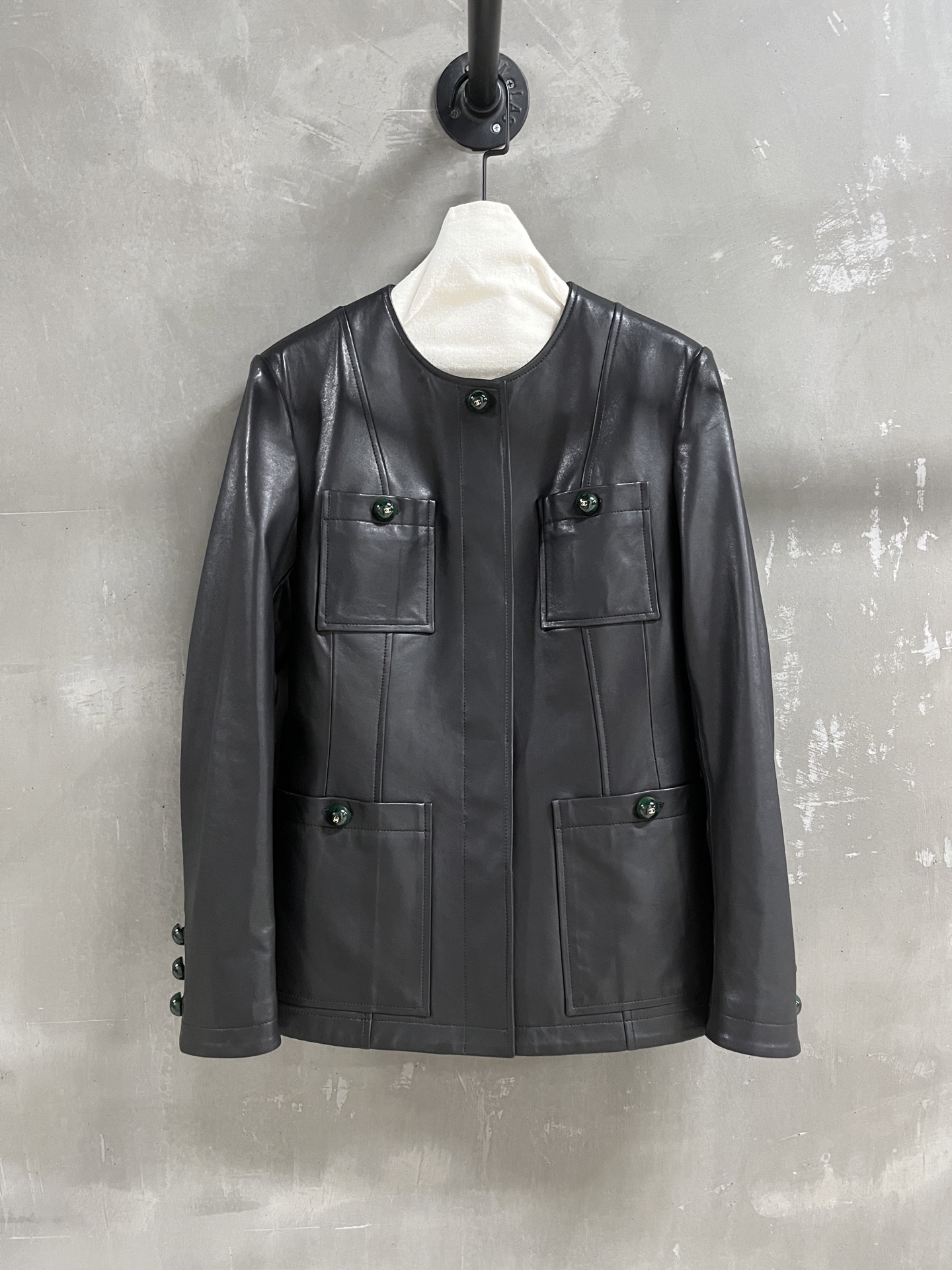 NO:948933,Introduction to Chan*l | 2026 Autumn and Winter New Products The best outerwear item of this season!  Classic Chanel design, easy-to-match style, versatile and fashionable!  Clean cut and interspersed with custom molded hardware buckles. Contrast color jacquard design on the inside - MATERIAL Material - leather imported Turkish vegetable tanned lambskin size S-19860909Chan*l简介｜2026秋冬新品 本季度最佳外套单品！经典香奈儿设计 版型不挑人百搭又时髦！利落裁剪的同时穿插订制开模五金扣 内里撞色提花设计 - MATERIAL 材质 - 皮面进口土耳其植鞣小羊皮 size S- XL M码胸围94 衣长63 肩宽42 袖长61,香奈儿-服装,chanel,chanel,jackets & coats,sheepskin,,Women's clothing