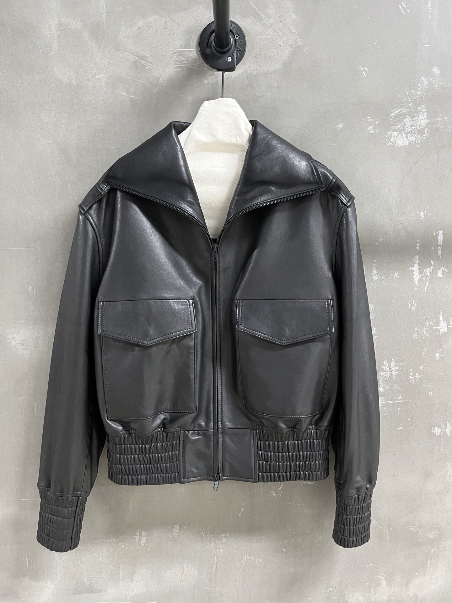 NO:949207,Introduction to Phoebe Philo｜2026 new autumn and winter products The best outerwear item of this season!  Original custom-made, sweet and cool retro style, easy-to-match and fashionable version!  - MATERIAL - Leather imported Turkish vegetable tanned lambskin sizeＳ-19860909Phoebe Philo简介｜2026秋冬新品 本季度最佳外套单品！原版订制 甜酷风复古气质,版型不挑人百搭又时髦！ - MATERIAL 材质 - 皮面进口土耳其植鞣小羊皮 sizeＳ- XL M码胸围120 肩宽53 衣长59 袖长61,女装,jackets & coats,sheepskin,,Women's clothing