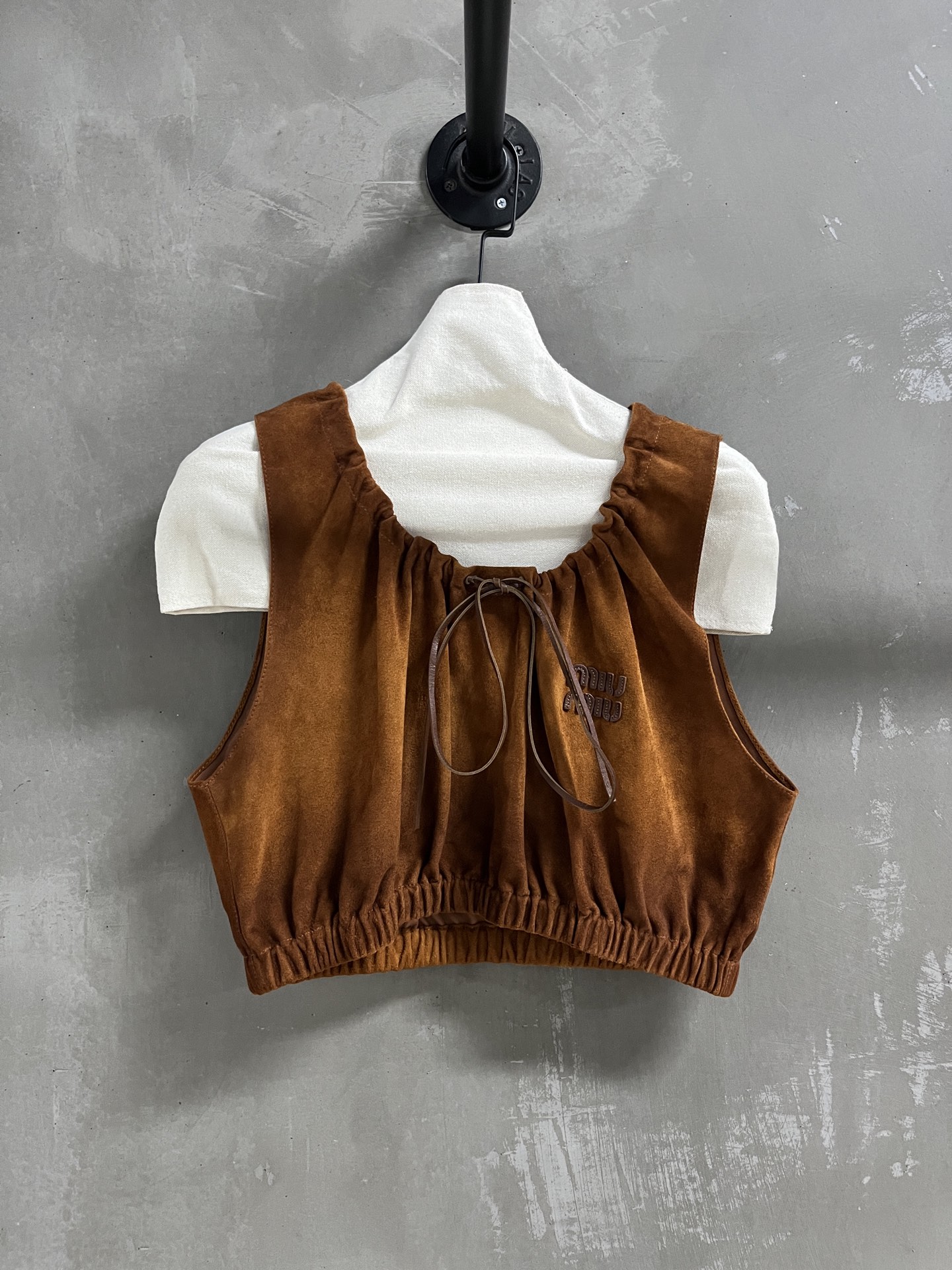 NO:949335,MiuM*u Introduction | 2026 Autumn and Winter New Products The best vest item of this season!  Original custom-made, sweet and cool retro style, easy-to-match and fashionable version!  - MATERIAL material - leather imported mixed cashmere surface sizeＳ- L M size bust 108 shoulder width 35 clothing length 37 price, Miu Miu-clothing, miumiu,19860909MiuM*u简介｜2026秋冬新品 本季度最佳背心单品！原版订制 甜酷风复古气质,版型不挑人百搭又时髦！ - MATERIAL 材质 - 皮面进口混种羊绒面 sizeＳ- L M码胸围108 肩宽35 衣长37 price,缪缪-服装,miumiu,,Women's clothing