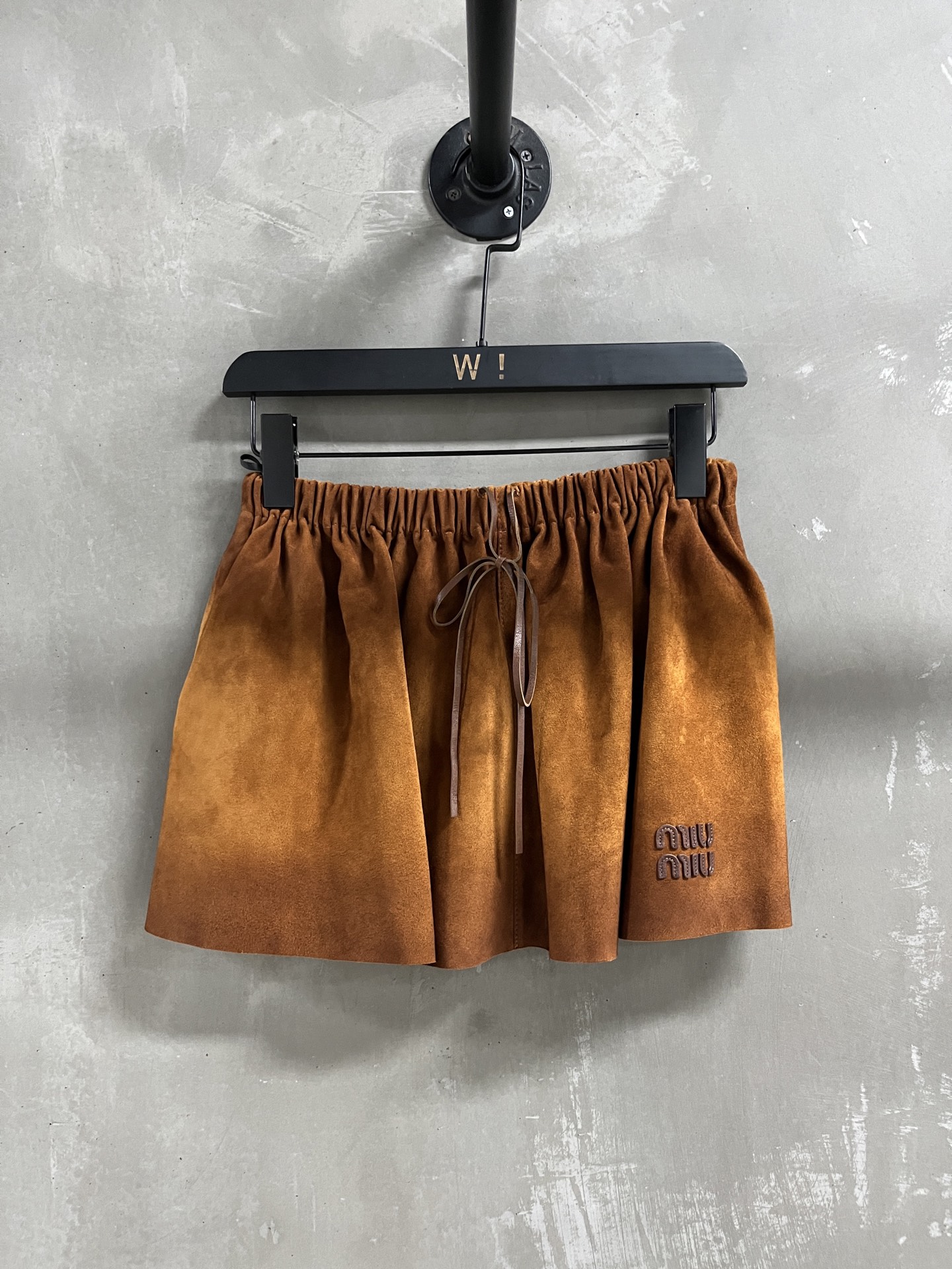NO:949348,Introduction to MiuM*u｜2026 new autumn and winter products The best short skirt item of this season!  Original custom-made, sweet and cool retro style, easy-to-match and fashionable version!  - MATERIAL Material - leather imported mixed cashmere surface size S- L M size elastic waist 66 skirt length 30 price, Miumiu-clothing, miumiu, skirts,19860909MiuM*u简介｜2026秋冬新品 本季度最佳短裙单品！原版订制 甜酷风复古气质,版型不挑人百搭又时髦！ - MATERIAL 材质 - 皮面进口混种羊绒面 sizeＳ- L M码松紧腰66 裙长30 price,缪缪-服装,miumiu,skirts,,Women's clothing