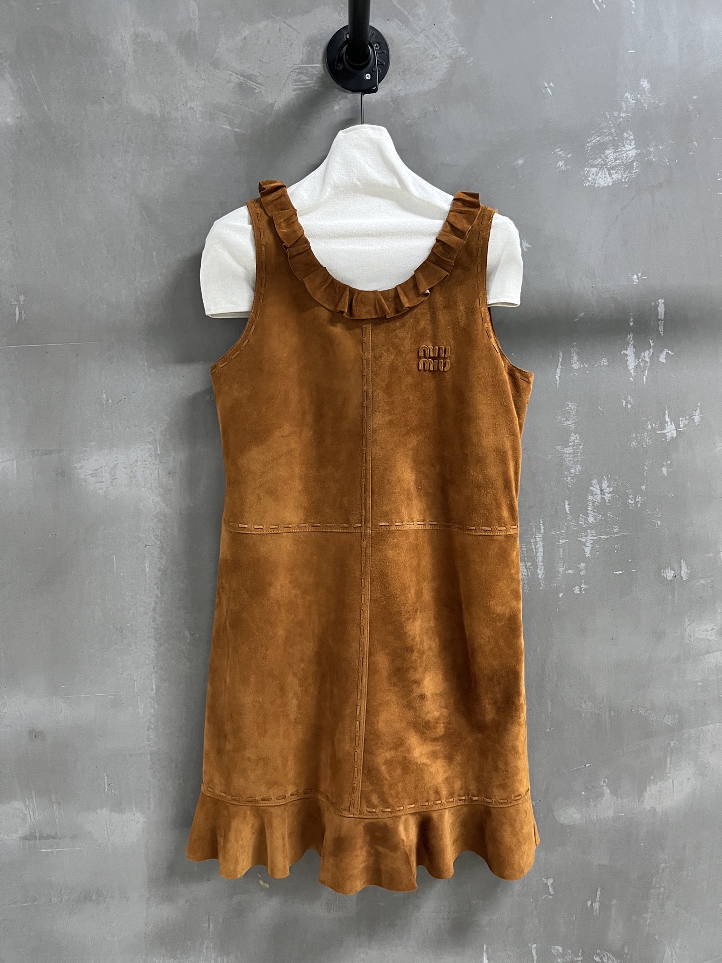 NO:949361,Introduction to MiuM*u | 2026 Autumn and Winter New Products This season’s best vest dress item!  Original custom-made, sweet and cool retro style, easy-to-match and fashionable version!  - MATERIAL material - leather imported mixed cashmere surface sizeＳ- L19860909MiuM*u简介｜2026秋冬新品 本季度最佳背心裙单品！原版订制 甜酷风复古气质,版型不挑人百搭又时髦！ - MATERIAL 材质 - 皮面进口混种羊绒面 sizeＳ- L M码胸围96 肩宽34 裙长含肩带88 price,缪缪-服装,miumiu,skirts,,Women's clothing