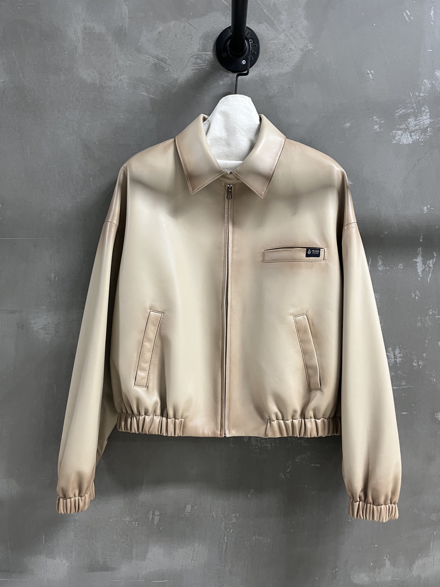 NO:949979,Introduction to Prada | 2026 Autumn and Winter New Products The best outerwear item of this season!  The style is versatile and fashionable!  - MATERIAL material - leather imported Turkish lambskin size S-19860909Prada简介｜2026秋冬新品 本季度最佳外套单品！版型不挑人百搭又时髦！ - MATERIAL 材质 - 皮面进口土耳其小羊皮 size S- XL M码胸围118 肩宽56 衣长52 袖长53,普拉达-服装,prada,prada,jackets & coats,sheepskin,,Women's clothing