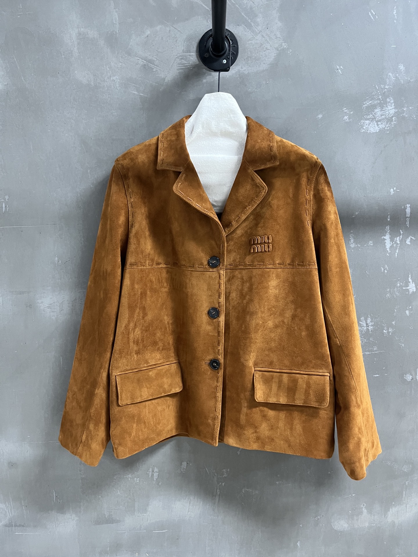 NO:949992,MiuM*u Introduction | 2026 Autumn and Winter New Products The best suit items of this season!  Original custom-made, sweet and cool retro style, easy-to-match and fashionable version!  - MATERIAL material - leather imported mixed cashmere surface sizeM-19860909MiuM*u简介｜2026秋冬新品 本季度最佳西装单品！原版订制 甜酷风复古气质,版型不挑人百搭又时髦！ - MATERIAL 材质 - 皮面进口混种羊绒面 sizeM- XL M码胸围112 肩宽44 衣长67 袖长62,缪缪-服装,miumiu,business suit,,Women's clothing