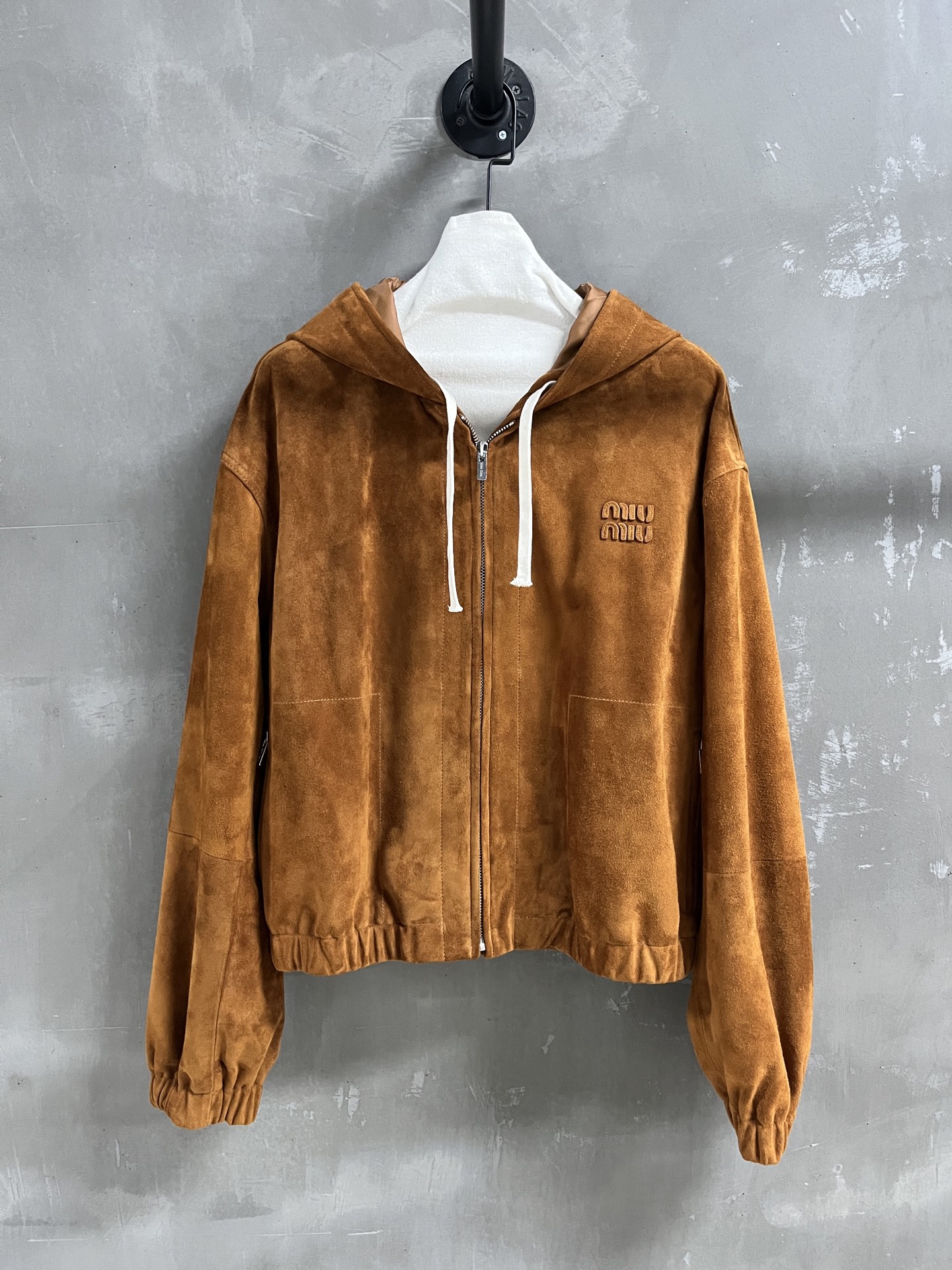 NO:950302,Introduction to MiuM*u | 2026 Autumn and Winter New Products This season’s best baseball uniform item!  Original custom-made, sweet and cool retro style, easy-to-match and fashionable version!  - MATERIAL material - leather imported mixed cashmere surface sizeM-19860909MiuM*u简介｜2026秋冬新品 本季度最佳棒球服单品！原版订制 甜酷风复古气质,版型不挑人百搭又时髦！ - MATERIAL 材质 - 皮面进口混种羊绒面 sizeM- XL M码胸围120 肩宽57 衣长59袖长59 price,缪缪-服装,miumiu,,Women's clothing