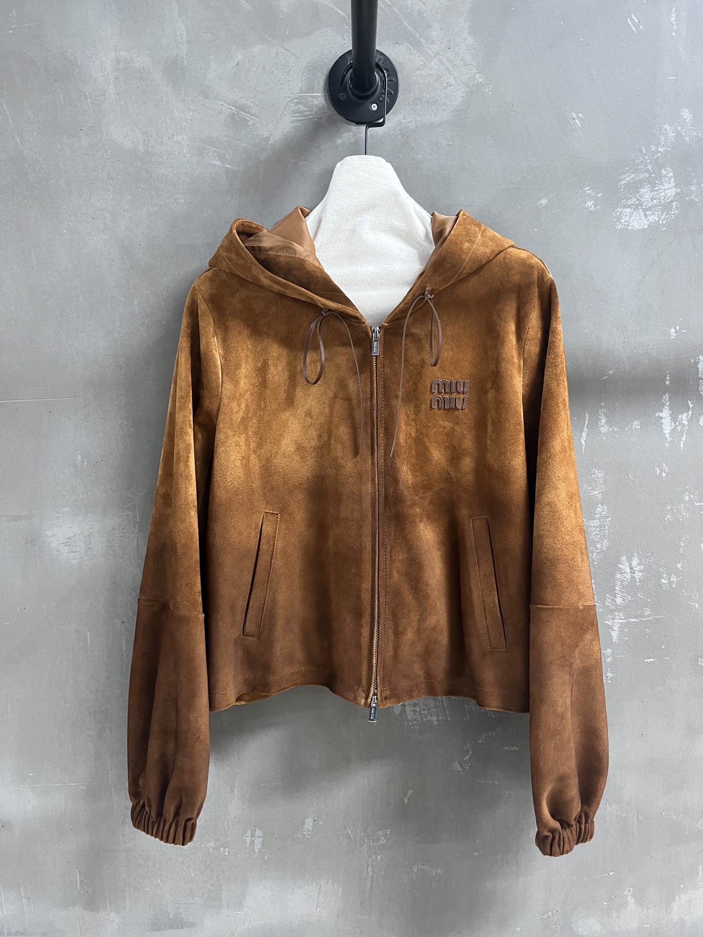 NO:950315,Introduction to MiuM*u | 2026 Autumn and Winter New Products This season’s best baseball uniform item!  Original custom-made, sweet and cool retro style, easy-to-match and fashionable version!  - MATERIAL material - leather imported mixed cashmere surface sizeM-19860909MiuM*u简介｜2026秋冬新品 本季度最佳棒球服单品！原版订制 甜酷风复古气质,版型不挑人百搭又时髦！ - MATERIAL 材质 - 皮面进口混种羊绒面 sizeM- XL M码胸围104 肩宽44衣长53袖长64 price,缪缪-服装,miumiu,,Women's clothing