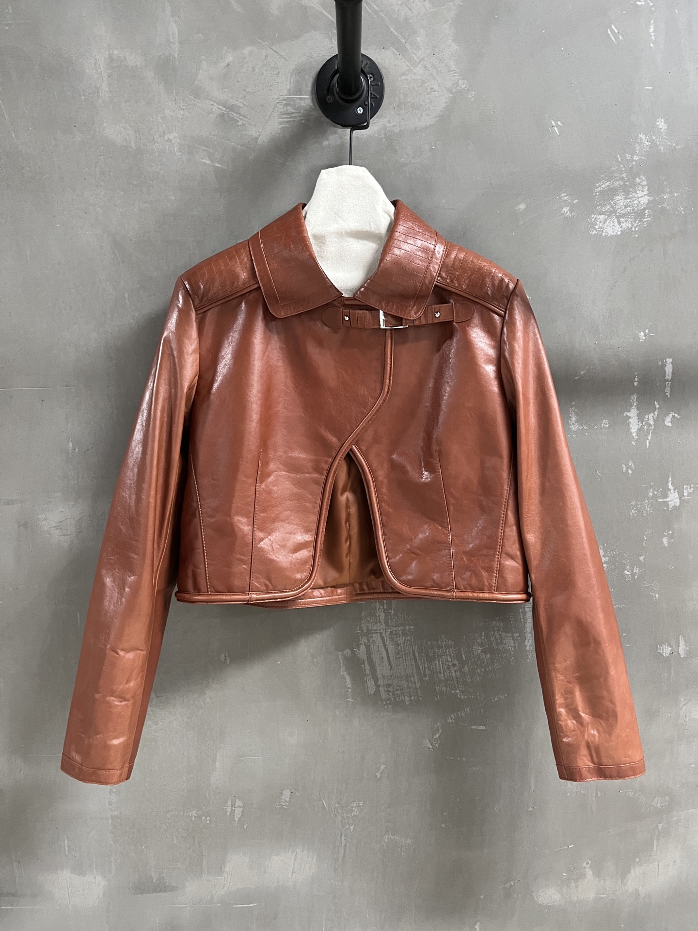 NO:950455,Introduction to Hermes | 2026 Autumn and Winter New Products The best versatile leather jacket this season!  The style is versatile and fashionable!  - MATERIAL material - leather imported Turkish lambskin size S-XL M size bust 100 length 44 shoulder width 42 sleeve length 59 price, Hermes-clothing, hermes, hermes, leather jacket, sheepskin,19860909Hermes简介｜2026秋冬新品 本季度最佳百搭皮衣单品！版型不挑人百搭又时髦！ - MATERIAL 材质 - 皮面进口土耳其小羊皮 size Ｓ-XL M码胸围100 衣长44 肩宽42 袖长59 price,爱马仕-服装,hermes,hermes,leather jacket,sheepskin,,Women's clothing