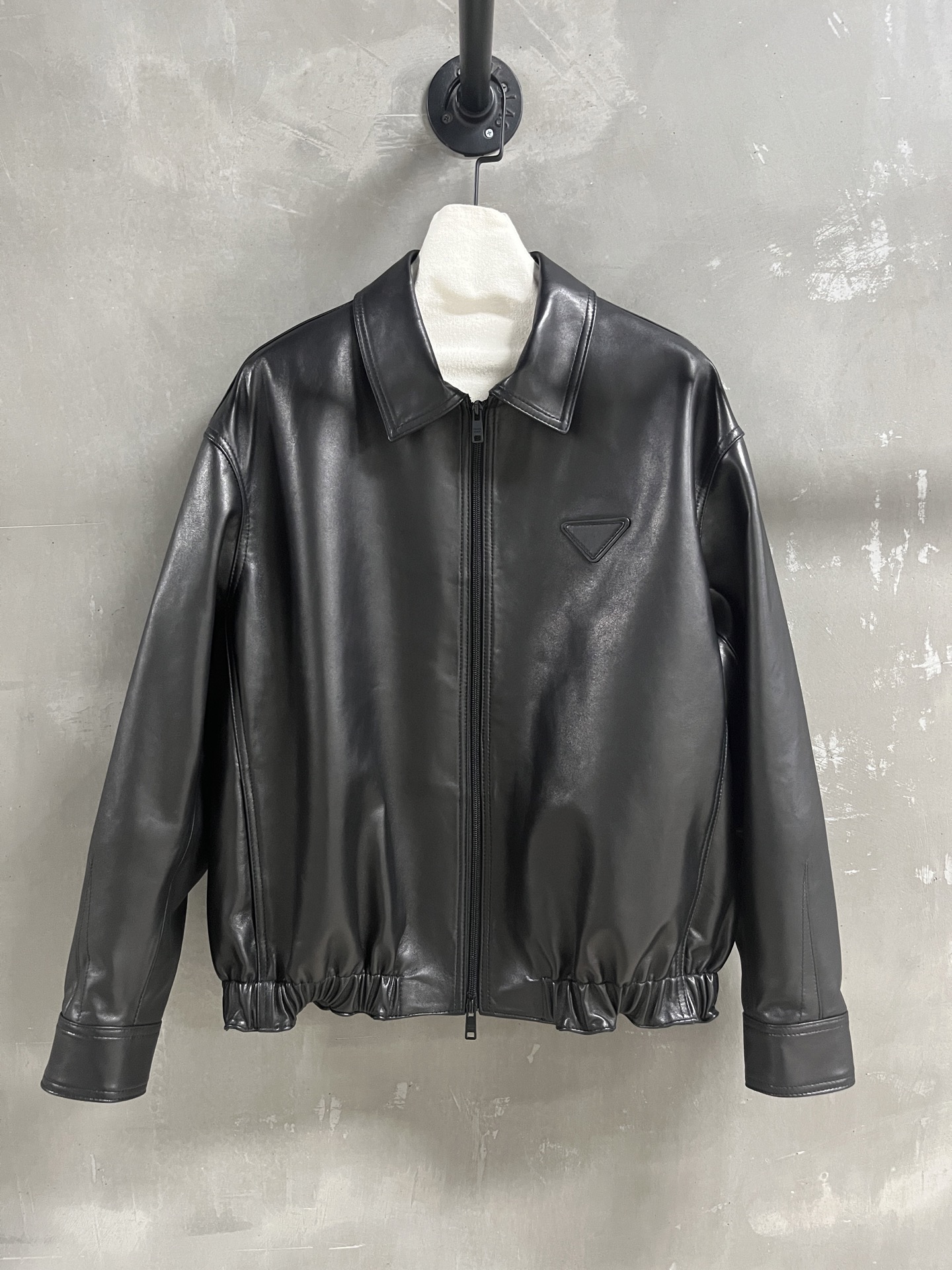 NO:951120,Introduction to Prada | 2026 Autumn and Winter New Products The best outerwear item of this season!  The style is versatile and fashionable!  - MATERIAL material - leather imported Turkish lambskin size S-19860909Prada简介｜2026秋冬新品 本季度最佳外套单品！版型不挑人百搭又时髦！ - MATERIAL 材质 - 皮面进口土耳其小羊皮 size S- XL M码胸围126 肩宽54 衣长62 袖长55,普拉达-服装,prada,prada,jackets & coats,sheepskin,,Women's clothing