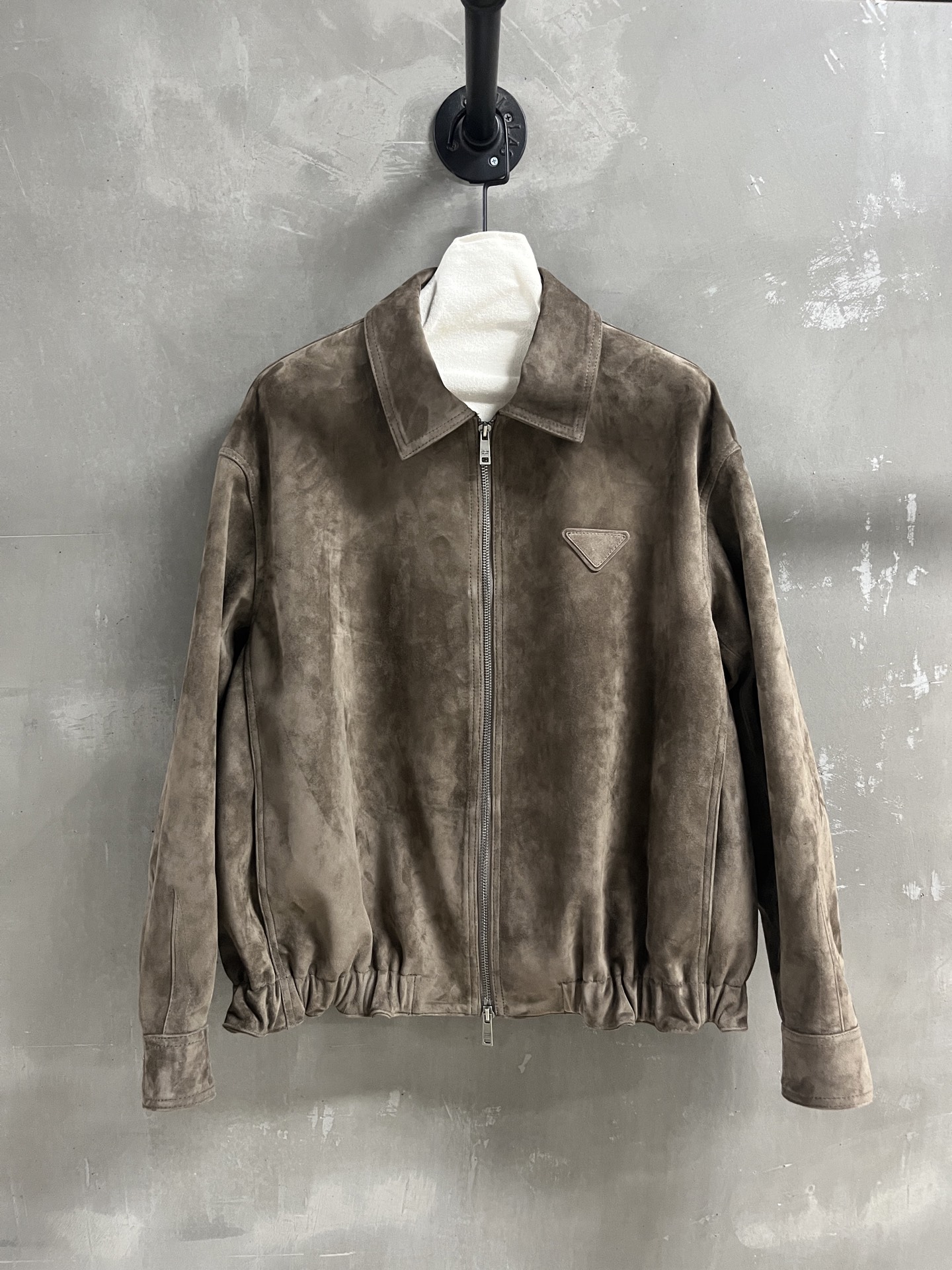 NO:951131,Introduction to Prada | 2026 Autumn and Winter New Products The best outerwear item of this season!  The style is versatile and fashionable!  - MATERIAL material - leather imported mixed sheepskin size S-19860909Prada简介｜2026秋冬新品 本季度最佳外套单品！版型不挑人百搭又时髦！ - MATERIAL 材质 - 皮面进口混种羊羊皮 size S- XL M码胸围126 肩宽54 衣长62 袖长55,普拉达-服装,prada,prada,jackets & coats,sheepskin,,Women's clothing