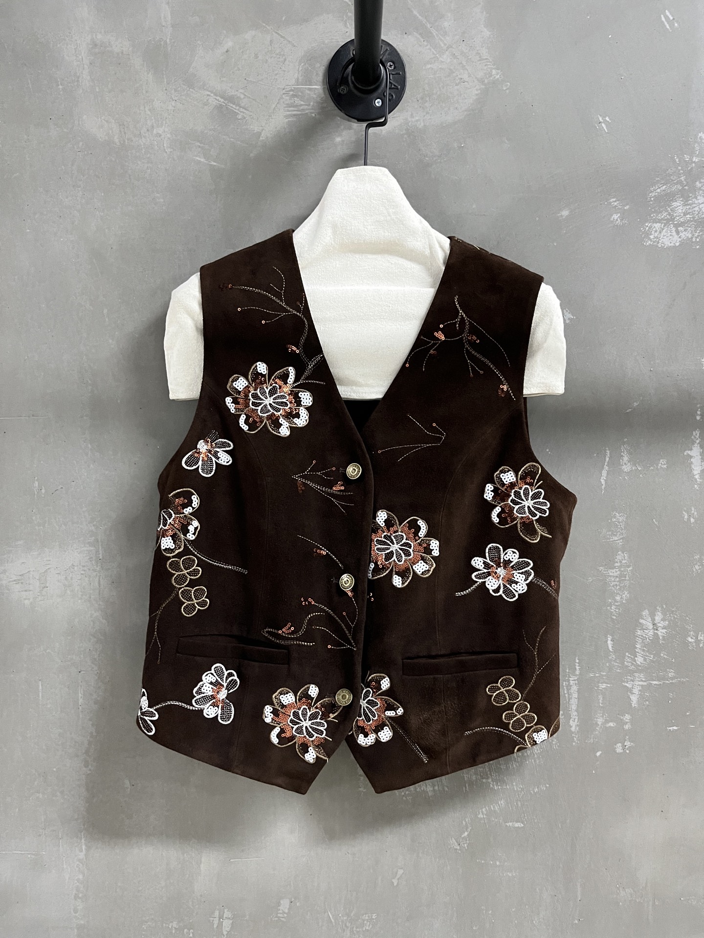 NO:951741,Introduction to MiuM*u｜2026 new autumn clothing products The best vest item this season!  Heavy industry positioning embroidery, the pattern is not picky, versatile and fashionable!  Retro old money is full of high-end feeling!  - MATERIAL Material - leather imported Turkish mixed cashmere surface size S- L M size bust 104 length 48 shoulder width 37 price, Miu Miu-clothing, miumiu,19860909MiuM*u简介｜2026秋装新品 本季度最佳马甲单品！重工定位刺绣 版型不挑人百搭又时髦！复古老钱高级感十足！ - MATERIAL 材质 - 皮面进口土耳其混种羊绒面 size S- L M码胸围104 衣长48肩宽37 price,缪缪-服装,miumiu,,Women's clothing