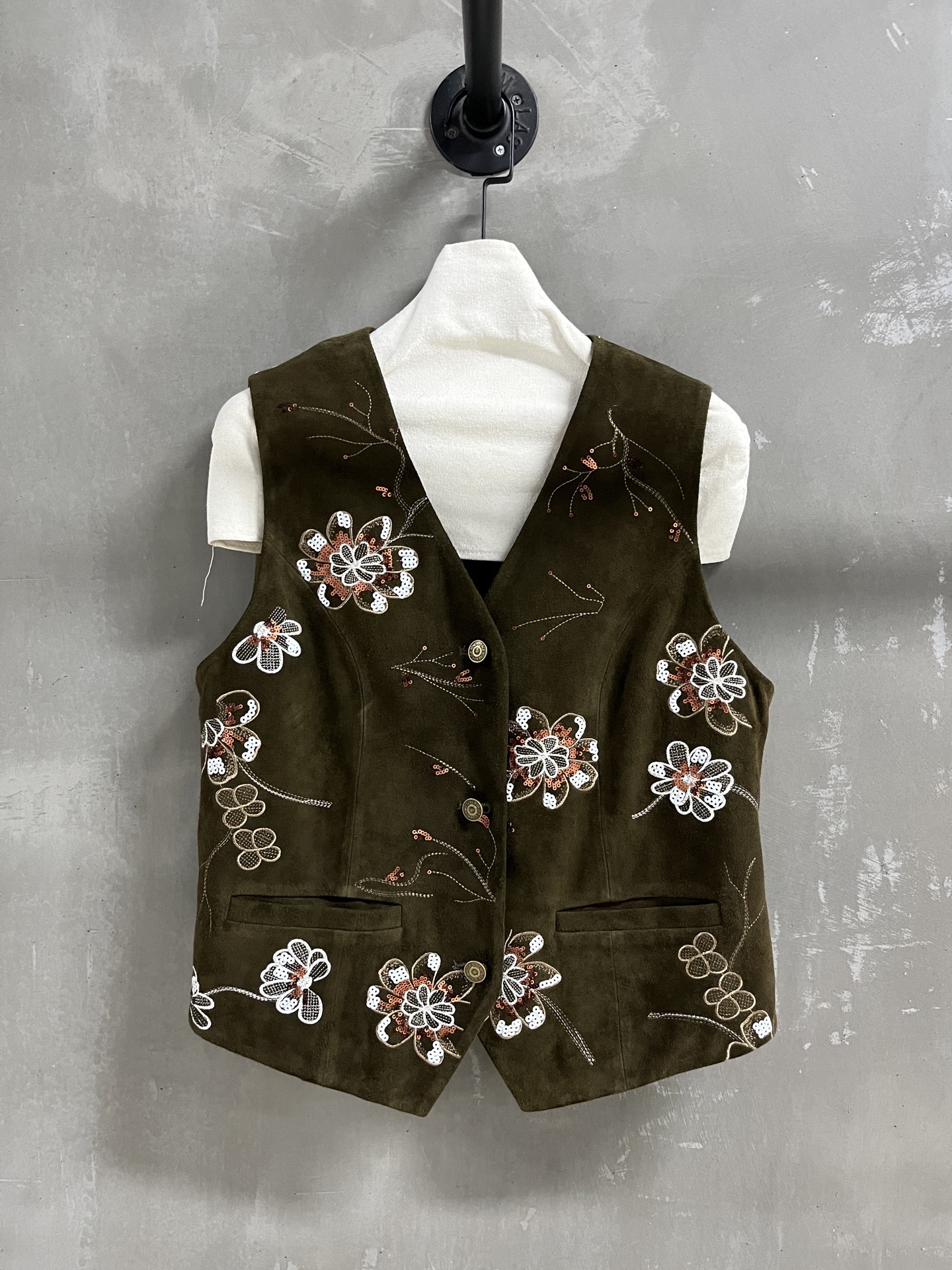 NO:951775,Introduction to MiuM*u｜2026 new autumn clothing products The best vest item this season!  Heavy industry positioning embroidery, the pattern is not picky, versatile and fashionable!  Retro old money is full of high-end feeling!  - MATERIAL Material - leather imported Turkish mixed cashmere surface size S- L M size bust 104 length 48 shoulder width 37 price, Miu Miu-clothing, miumiu,19860909MiuM*u简介｜2026秋装新品 本季度最佳马甲单品！重工定位刺绣 版型不挑人百搭又时髦！复古老钱高级感十足！ - MATERIAL 材质 - 皮面进口土耳其混种羊绒面 size S- L M码胸围104 衣长48肩宽37 price,缪缪-服装,miumiu,,Women's clothing