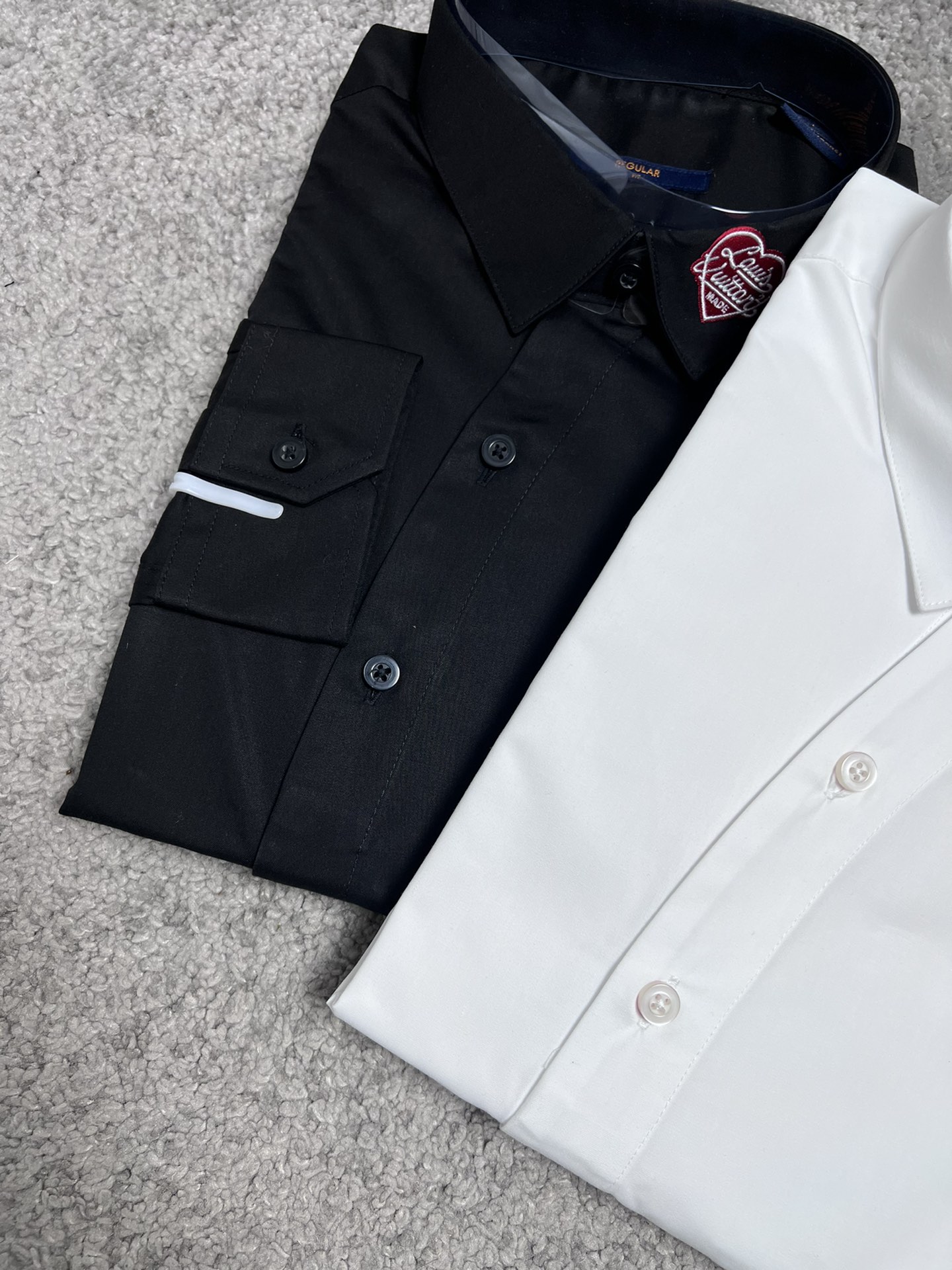 Lv驴家24SS春夏新款衬衫高端品质最新设计风格白贝壳扣领口️设计时尚百搭黑白码数SMLXLXXL