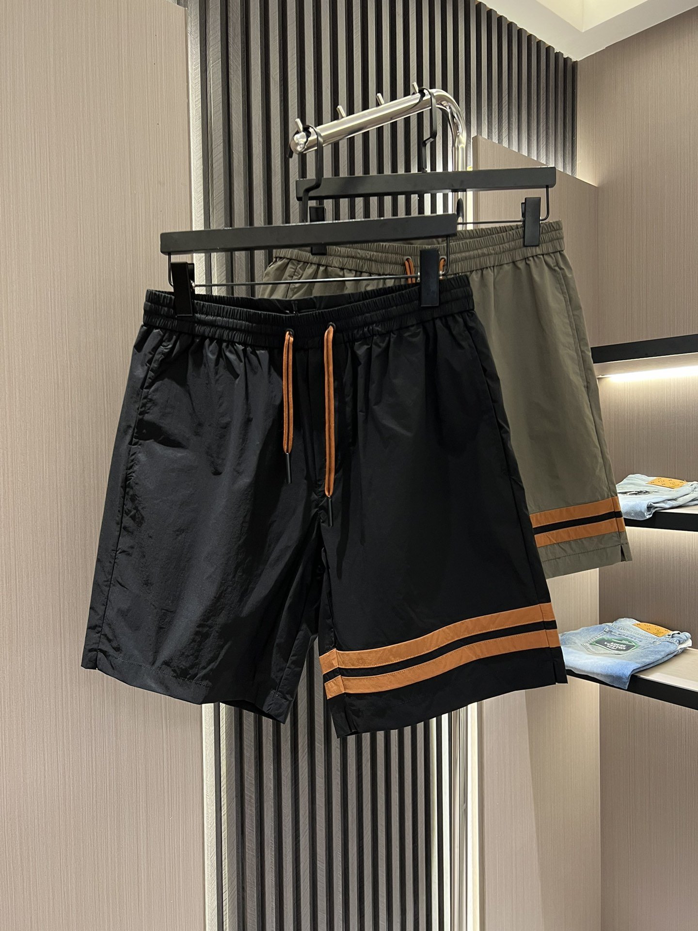 ZZ杰尼亚24SS最新顶级短裤 原版定制面料 五金 ，搭配明显的品牌条纹标识 时尚 经典百搭 \n颜色：黑色 军绿色\n码数：sbed-56