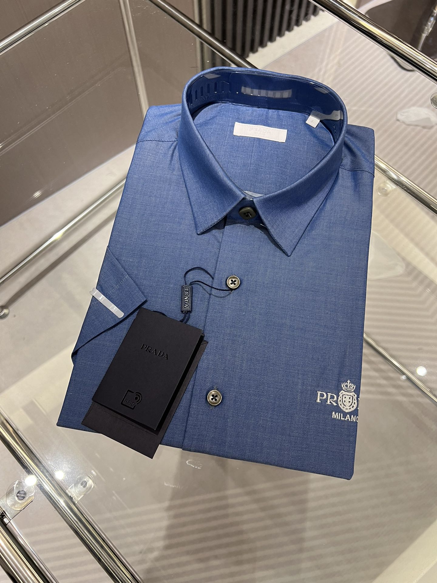 P普拉达24SS夏季新款牛仔蓝短袖衬衫，刺绣字母 商务休闲的引领人！高端系列 SMLXLXXL