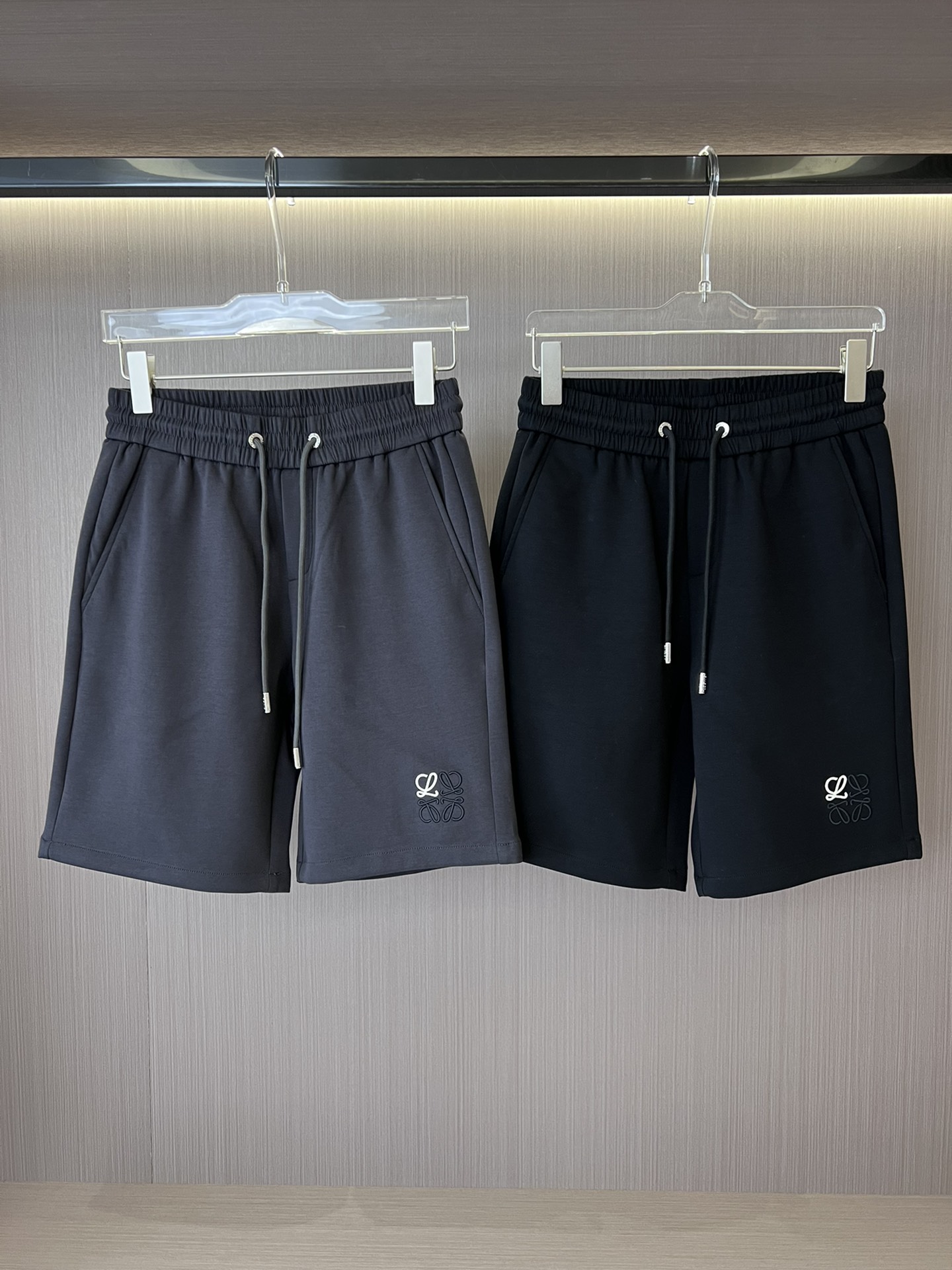 Pzwdqq//loewe 春夏新款短裤 精选A00%棉纱，多重功能处理后呈现丝光色泽与舒适弹力性穿着更舒适透气。立体剪裁，更舒适宽松，体味炎夏自如轻松 ！                            颜色：黑色，灰色尺码：M-3XL