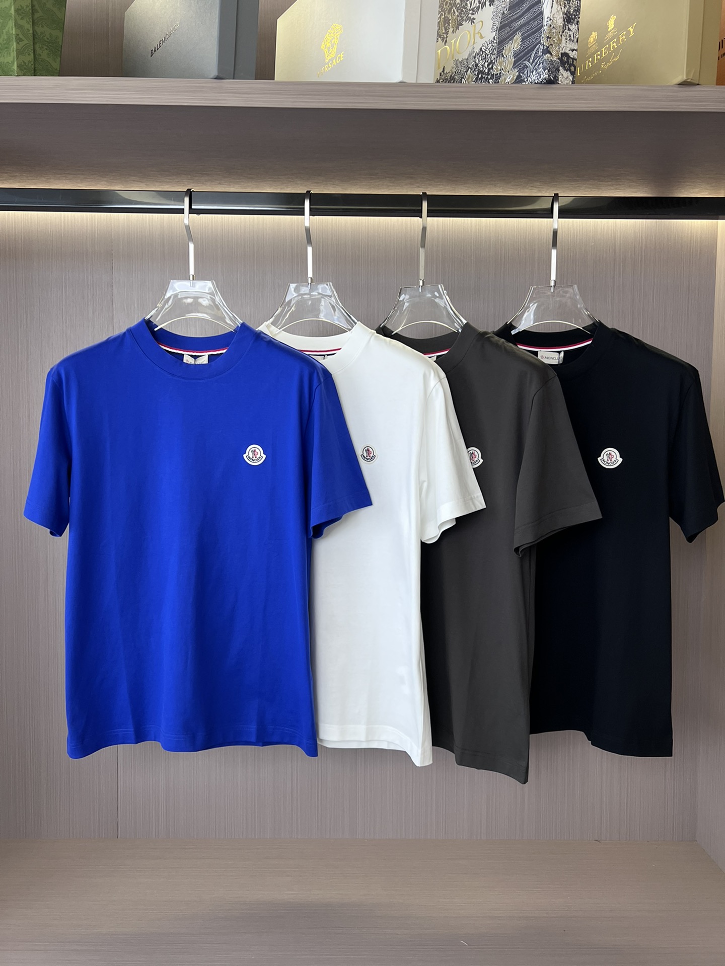 NO:116295,M Mengjia 25SS summer new round neck short sleeve high-end pure cotton material comfortable and breathable, not easy to deform, the chest is made of classic wool badge pattern, fashionable and versatile. Colors black, white, gray, royal blue S-2XL, T-shirt, alexander wang19860909M蒙家25SS夏季新款圆领短袖 高级纯棉材质 舒适透气,不易变形, 胸前采用经典羊毛徽章图案 时尚百搭. 颜色黑色,白色,灰色,宝蓝色 码数S-2XL,,T-shirt,alexander wang,Men's clothing
