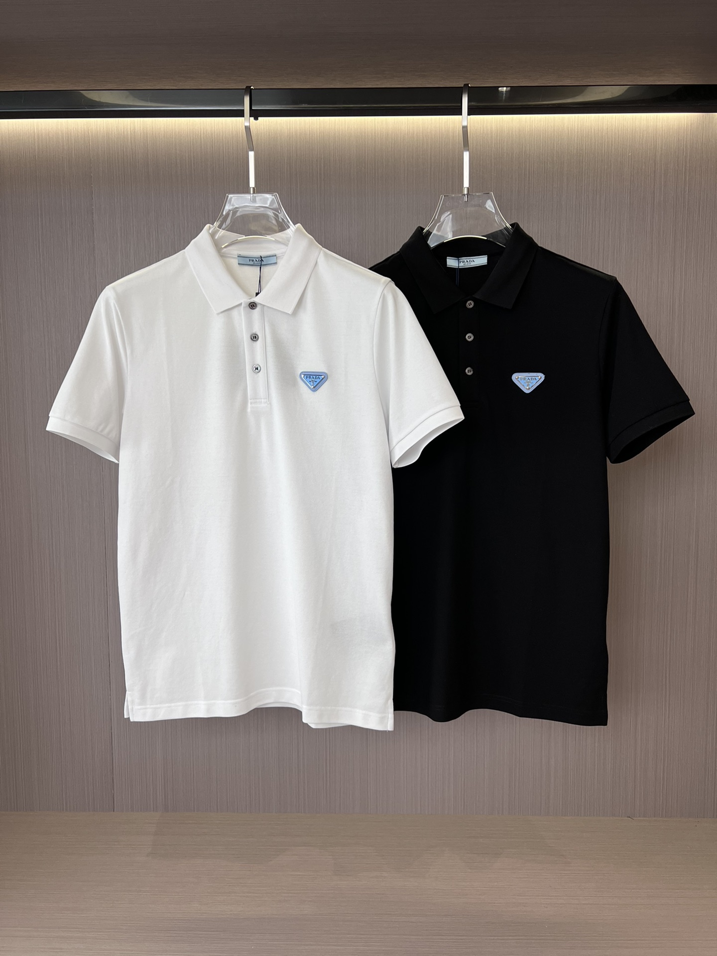 NO:500088,Ppujia 25SS summer new lapel short sleeves, high-end mercerated Zhudi cotton material, comfortable and breathable, not easy to deform, the chest is made of classic metal triangle pattern, fashionable and versatile. Color black and white S-2XL, prada, T-shirt, alexander wang19860909P普家25SS夏季新款翻领短袖 高级丝光朱棣棉材质 舒适透气,不易变形, 胸前采用经典金属三角标图案 时尚百搭. 颜色黑色,白色 码数S-2XL,,prada,T-shirt,alexander wang,Men's clothing