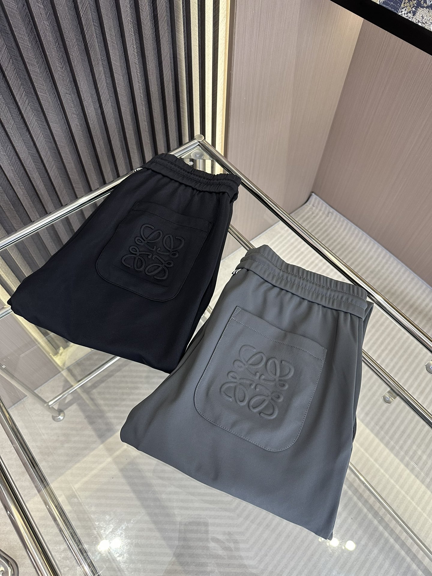 NO:490460,LOW Loiwei FW autumn and winter new casual pants, all the quality!  Soft fabric, naturally sagging upper body, comfortable and stylish, pants leg design, perfect quality, color black, gray, size.M-3XL,,loewe,alexander wang19860909LOW罗意威FW秋冬新款休闲裤 全品相！面料柔软,上身自然下垂 舒适有型 收裤脚设计 完美品相 颜色黑色,灰色 尺码.M-3XL,,loewe,alexander wang,Men's clothing