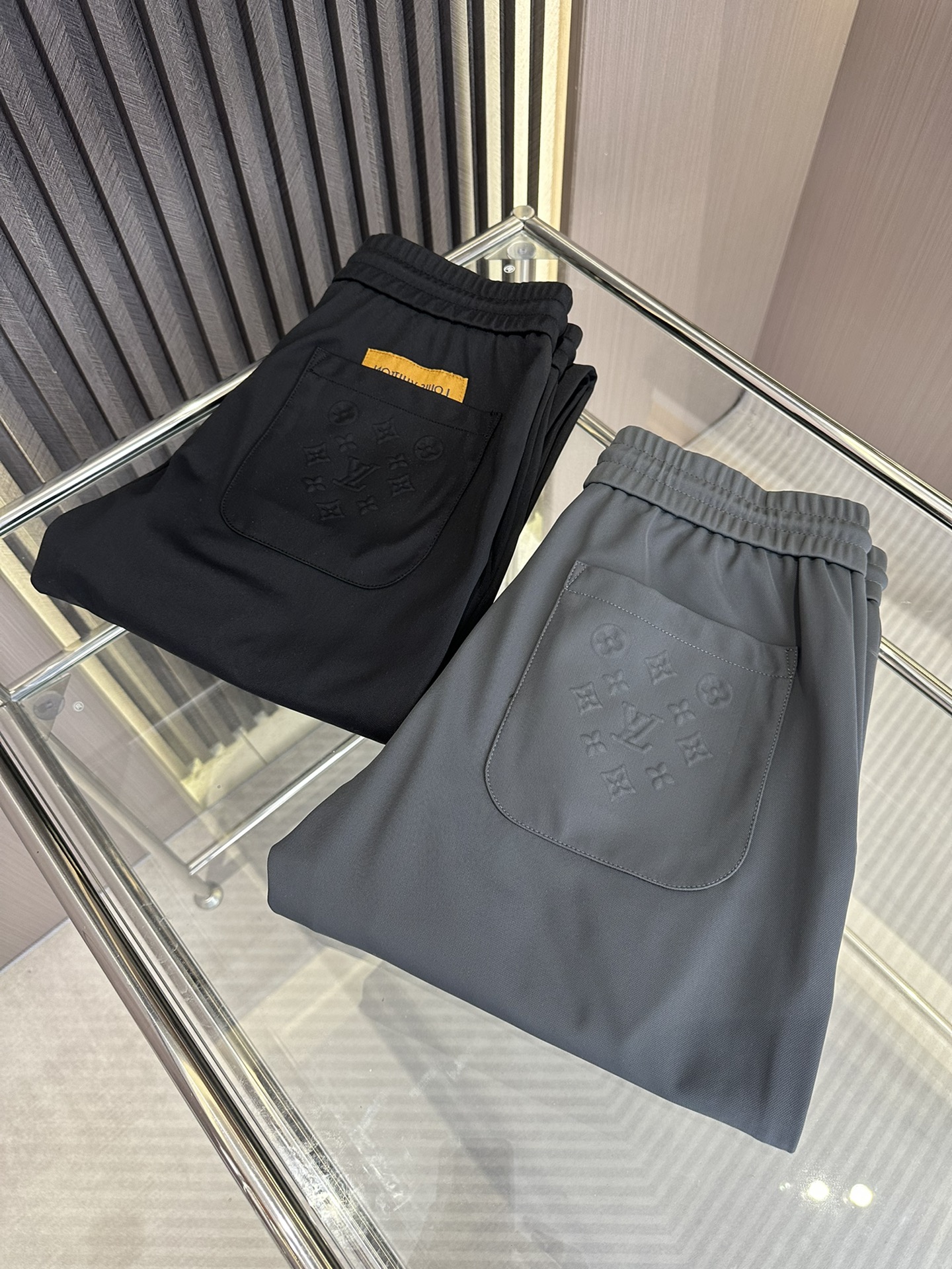 NO:490415,L Donkey FW autumn and winter new casual pants, all the quality!  Soft fabric, naturally sagging upper body, comfortable and stylish, pants leg design, perfect quality, color black, gray, size.M-3XL,,louis vuitton,louis vuitton,alexander wang19860909L驴家FW秋冬新款休闲裤 全品相！面料柔软,上身自然下垂 舒适有型 收裤脚设计 完美品相 颜色黑色,灰色 尺码.M-3XL,,louis vuitton,louis vuitton,alexander wang,Men's clothing