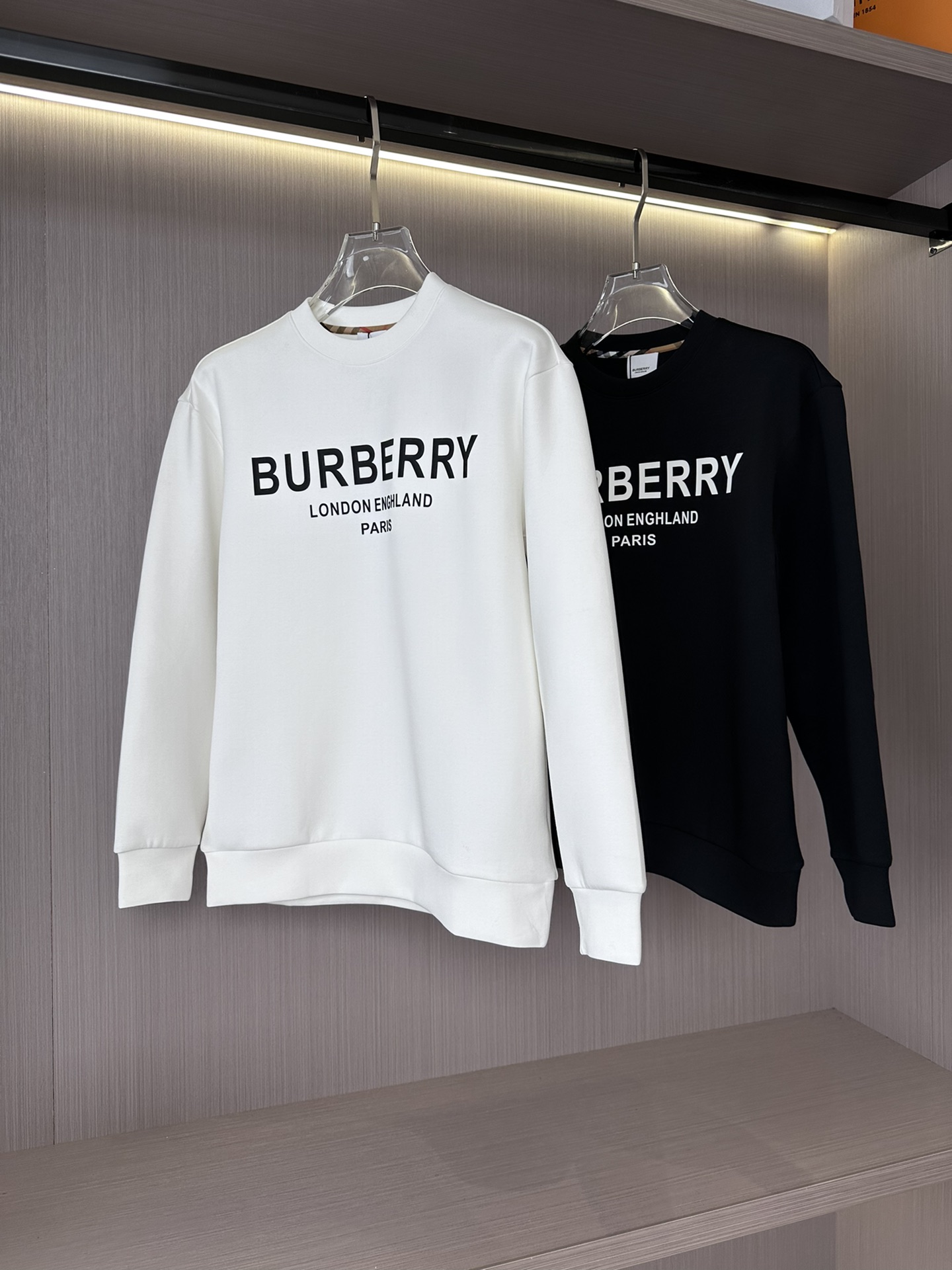 NO:527578,BBR home autumn and winter latest air cotton sweatshirt, exclusive design, super craftsmanship!  The three-dimensional silicone letters on the chest are extremely luxurious in quality!  Excellent style!  Color black, white, code number S-XL, hoodie, sweatshirts, alexander wang19860909BBR家秋冬最新款空气棉棉卫衣,独家设计,超强工艺！胸前立体硅胶字母 设计 品质都极其奢华！版型超赞！ 颜色黑色,白色, 码数S-XL,,hoodie,sweatshirts,alexander wang,Men's clothing