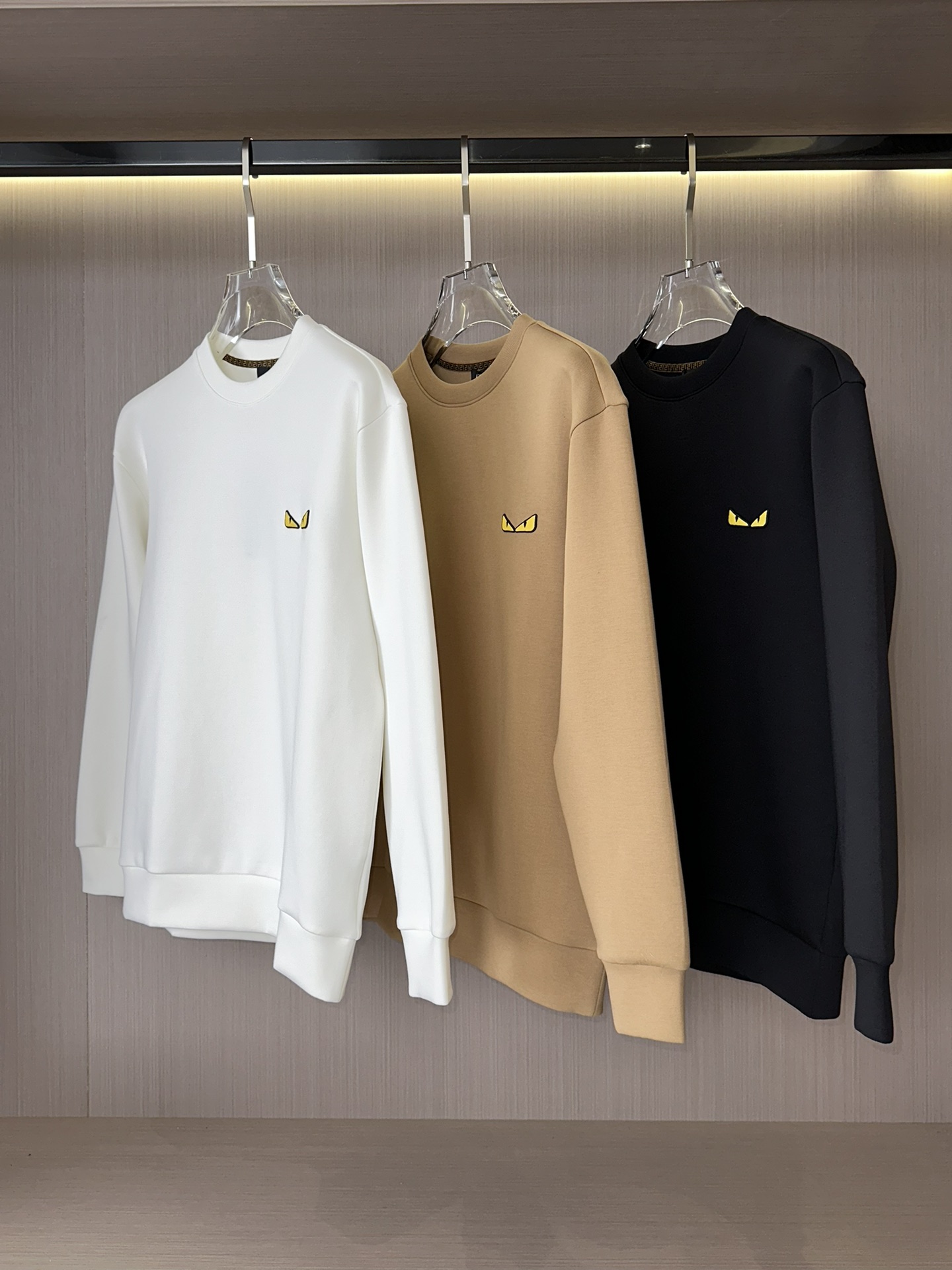 NO:527559,Fenjia’s latest autumn and winter sweatshirt, exclusive design, super craftsmanship!  The classic little monster eyes embroidery logo design on the chest is extremely luxurious!  Excellent style!  Color black, white, khaki S-XL, fendi, hoodie, sweatshirts, alexander wang19860909F芬家秋冬最新款卫衣,独家设计,超强工艺！胸前经典小怪兽眼睛刺绣标识设计 品质都极其奢华！版型超赞！ 颜色黑色,白色,卡其 码数S-XL,,fendi,hoodie,sweatshirts,alexander wang,Men's clothing