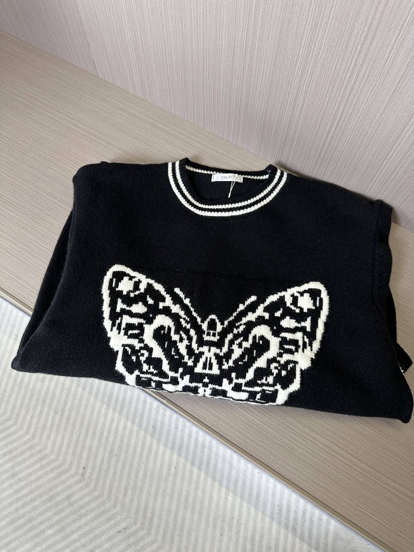 NO:527616,CD Dijia FW autumn and winter latest round neck sweater series, full quality!  Full body jacquard LOGO butterfly pattern, colorful lines and fashionable items. Soft feel, no thorn. Size M~XXL,,dior,sweaters,alexander wang19860909CD迪家FW秋冬最新系列圆领毛衣,全品相！全身提花LOGO蝴蝶图案,线条彩色搭配 潮流时尚单品 手感柔软,不扎 尺码M~XXL,,dior,sweaters,alexander wang,Men's clothing