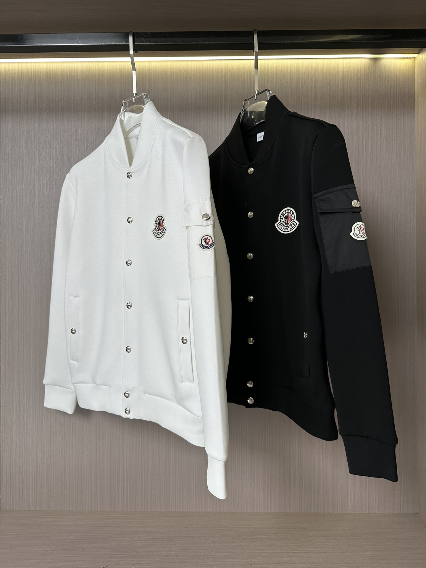 NO:527573,The latest popular jacket for masked autumn and winter. The fabric is selected with high-strength high-strength double-strand air-layer long-length cotton. The touch is super comfortable. The logo is selected with all imported environmentally friendly materials. Super beautiful. Color black and white. Number of codes M-3XL, Moncler, jackets & coats, jackets & coats, alexander wang.19860909蒙口秋冬最新爆款夹克外套 面料精选高支高密双股空气层长绒棉 手感超级舒服 logo精选全进口环保材质 超级漂亮 颜色黑色,白色 码数M-3XL,,Moncler,jackets & coats,jackets & coats,alexander wang,Men's clothing