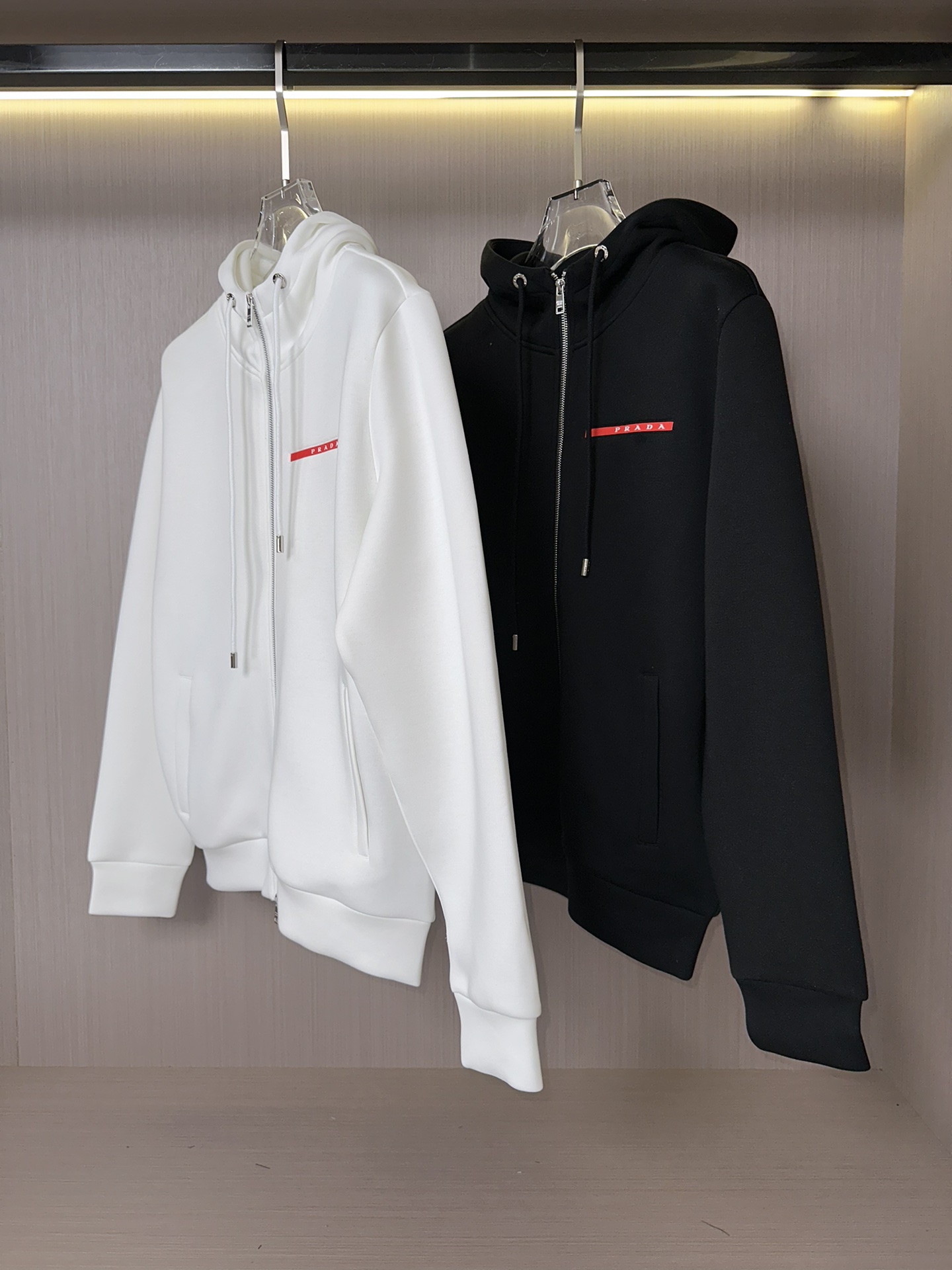 NO:527582,Ppujia’s latest hooded jacket with autumn and winter, selected fabrics, high-strength high-strength double-strand air-layer long-length cotton, super comfortable hand, selected logo, classic red rubber strips, fully imported environmentally friendly material, super beautiful, color black and white, code M-3XL,,prada, jackets & coats, jackets & coats,hats,alexander wang19860909P普家秋冬最新爆款连帽夹克外套 面料精选高支高密双股空气层长绒棉 手感超级舒服 logo精选经典红色胶条,全进口环保材质 超级漂亮 颜色黑色,白色 码数M-3XL,,prada,jackets & coats,jackets & coats,hats,alexander wang,Men's clothing