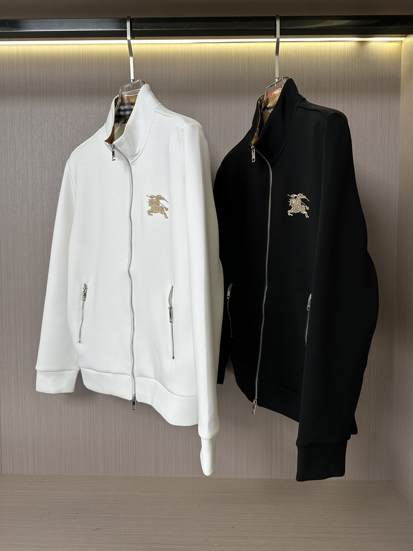 NO:527591,BBR's latest popular stand-up collar jacket in autumn and winter. Selected fabrics, high-strength high-strand double-strand air-layer long-length cotton, super comfortable hand, embroidered war horse logo, fully imported environmentally friendly material, super beautiful, color black and white, code M-3XL,, jackets & coats,alexander wang19860909BBR家秋冬最新爆款立领外套 面料精选高支高密双股空气层长绒棉 手感超级舒服 刺绣战马logo 全进口环保材质 超级漂亮 颜色黑色,白色 码数M-3XL,,jackets & coats,alexander wang,Men's clothing