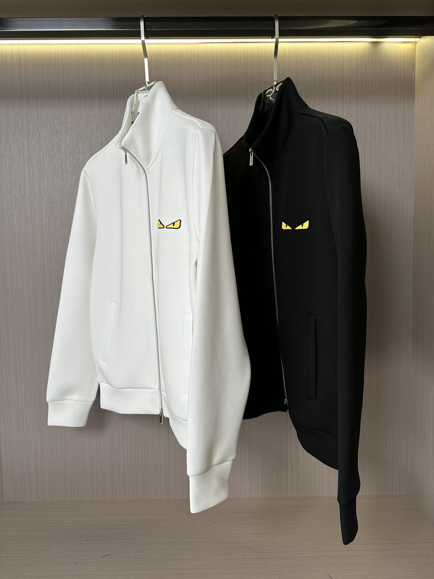 NO:527600,Fenjia's latest popular stand-up collar jacket in autumn and winter. Selected fabrics, high-strength high-strand double-strand air-layer long-length cotton, super comfortable hand, embroidered monster logo, fully imported environmentally friendly material, super beautiful, color black and white, code M-3XL,,fendi, jackets & coats,alexander wang19860909F芬家秋冬最新爆款立领外套 面料精选高支高密双股空气层长绒棉 手感超级舒服 刺绣小怪兽logo 全进口环保材质 超级漂亮 颜色黑色,白色 码数M-3XL,,fendi,jackets & coats,alexander wang,Men's clothing