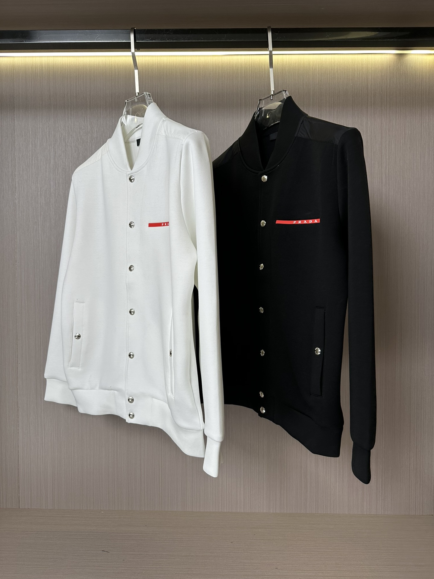 NO:527580,Ppujia’s latest hot baseball collar jacket with autumn and winter, selected fabrics, high-strength high-strand double-strand air-layer long-length cotton, super comfortable hand, selected logo, classic red rubber strips, fully imported environmentally friendly material, super beautiful, color black and white, code M-3XL,,prada, jackets & coats,alexander wang19860909P普家秋冬最新爆款棒球领外套 面料精选高支高密双股空气层长绒棉 手感超级舒服 logo精选经典红色胶条,全进口环保材质 超级漂亮 颜色黑色,白色 码数M-3XL,,prada,jackets & coats,alexander wang,Men's clothing