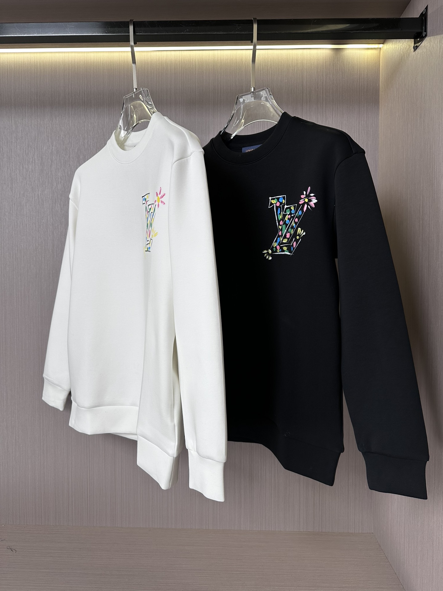 NO:522114,L Donkey 25fw autumn and winter new space cotton round neck sweatshirt with hand-painted chest, slightly wide version, high version, two-color model, black and white, code S-XL,,louis vuitton,louis vuitton,hoodie,sweatshirts,alexander wang19860909L驴家25fw秋冬新款太空棉圆领卫衣 胸前手绘工艺 微阔版型 高版本 两色款 颜色黑 白 码数S-XL,,louis vuitton,louis vuitton,hoodie,sweatshirts,alexander wang,Men's clothing