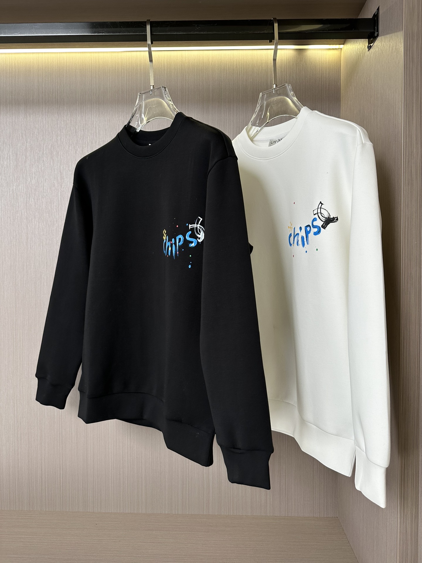 NO:522123,CHAN Xiaoxiangjia 25fw autumn and winter new space cotton round neck sweatshirt with hand-painted chest, slightly wide version, high version, two-color model, black and white, code number, S-XL, chanel, chanel, hoodie, sweatshirts, alexander wang19860909CHAN小香家25fw秋冬新款太空棉圆领卫衣 胸前手绘工艺 微阔版型 高版本 两色款 颜色黑 白 码数S-XL,,chanel,chanel,hoodie,sweatshirts,alexander wang,Men's clothing
