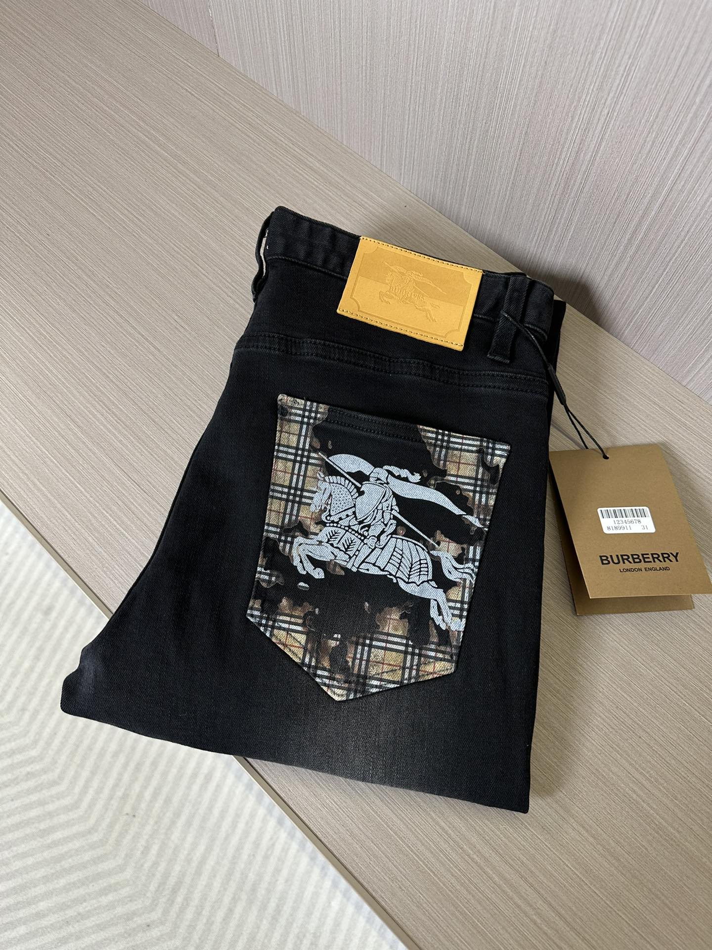 NO:500097,BBR home 25FW spring and summer latest men's soft high-elastic black and gray jeans, this series is released with magic and is sold in a very popular way. The soft denim in black and gray tones has a soft texture that caters to the needs of spring and summer. It basically retains the native state of the small black pants. The basic straight-padded small, high matching degree, sizes 29-38 without 35, 37, jeans, alexander wang19860909BBR家25FW春夏最新男士柔软高弹黑灰色牛仔裤,这个系列出款,自带魔力.款款爆卖.黑灰色调的软质牛仔,柔软的质地,迎合春夏季需求,基本保留了小黑裤的原生状态,基础调的小直筒,可搭配度高,尺码29-38无35、37,,jeans,alexander wang,Men's clothing