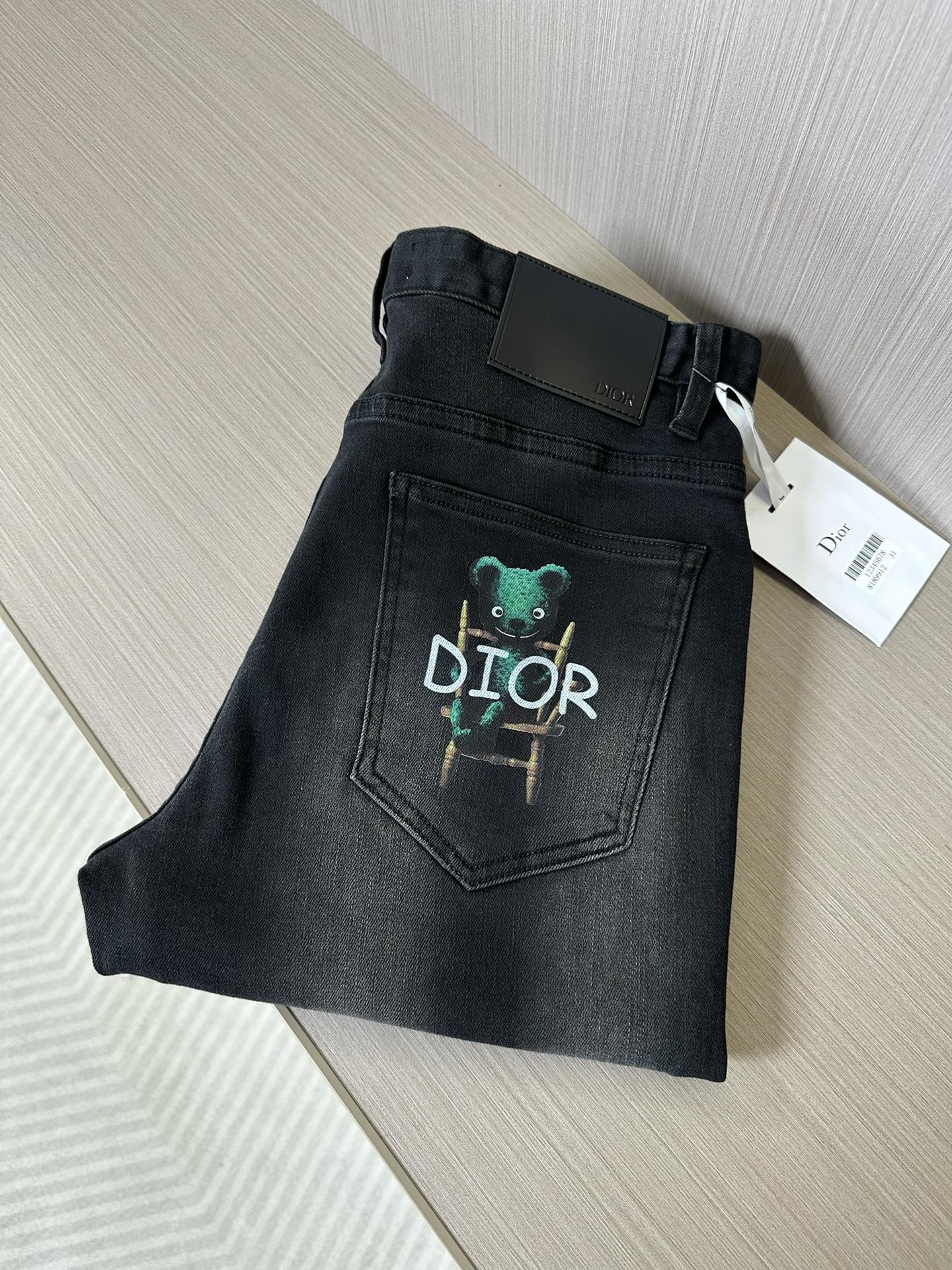 NO:500113,CD Dijia 25FW spring and summer latest men's soft high-elastic black and gray jeans. This series is released with magic. It is sold in a very popular way. The soft denim in black and gray tones has a soft texture that caters to the needs of spring and summer. It basically retains the native state of the small black pants. The basic straight-padded small can match the high degree of matching. Size 29-38 without 35, 37, dior, jeans, alexander wang19860909CD迪家25FW春夏最新男士柔软高弹黑灰色牛仔裤,这个系列出款,自带魔力.款款爆卖.黑灰色调的软质牛仔,柔软的质地,迎合春夏季需求,基本保留了小黑裤的原生状态,基础调的小直筒,可搭配度高,尺码29-38无35、37,,dior,jeans,alexander wang,Men's clothing