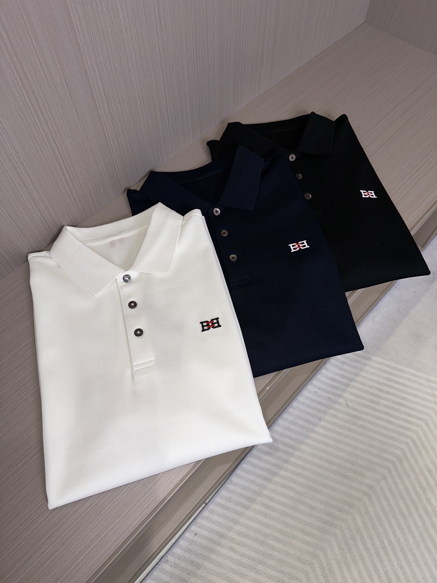 NO:132870,BALLY 25SS spring and summer new style top mercerized mesh eye-catching POLO shirt, a leading high-end brand focusing on business, casual and fashionable men's clothing. With the original intention of continuously providing all gentlemen with excellent excellence, this model is born through hard work and destined to be a must-have item in this spring and summer wardrobe this year! The ready-to-wear garments are made of imported custom-woven SUPIMA fabrics, and are selected for Pima cotton grown in the United States. Bima cotton is a super-long fiber cotton among fine velvet fibers, which is more comfortable and wear-resistant than common pure cotton fabrics! The texture is dense and delicate, soft, straight and stylish, breathable and comfortable, with a good drooping feeling on the upper body, and it is not easy to deform or fade! The iconic logo embellishment on the chest and the sleeves are woven in contrasting colors. They are made of imported machines. They are exquisite and stylish. The imported line also shows a different brilliance under the luster! The cuffs and hem are integrated into a fixed woven! Classic 3-grain natural shell buckle lapel design, liquid ammonia cotton fabric naturally exudes a sense of luster, presenting a circle of streaming light under the light, which can show a different style! Color black Size 48-56 Size quantity reference Size 48 Shoulder width 44cm - bust 102cm - 72cm Size 50 Shoulder width 45cm - bust 106cm - 73cm Size 52 Sleep width 46cm - bust 110cm - 74cm Sleep width 54 Sleep width 47cm - bust 114cm - 75cm Sleep length 56 Sleep width 48cm - bust 118cm - 76cm,,bally,alexander wang19860909BALLY 巴利25SS春夏新款 顶级丝光网眼珠地POLO衫,专注商务休闲时尚男装的领头级高端品牌,本着持续为各位绅士源源不断的提供卓越优异的初心,这款千锤百炼而生,注定是今年春夏衣櫉里的必备单品！ 成衣选用客供进口定织SUPIMA面料,精选生长在美国的匹马棉面料,比马棉属于细绒纤维中的超长纤维棉,比常见的纯棉面料更加舒适耐磨！质地密实细腻,柔软挺阔有型、透气舒适,上身垂感好,不易变形更不易褪色！胸前标志性的Logo点缀,衣袖撞色定织而成,选用进口机器制作而成,精致有型,进口线在光泽下也显现出别样的光彩来！袖口和下摆一体成型定织而成！ 经典3粒天然贝壳扣翻领设计,液氨匹马棉面料自然散发着光泽感,在光线下呈现出一圈圈流光效果,能彰显出别样的风采来！ 颜色黑色 尺码48-56 尺码数量参考 48码肩宽44cm-胸围102cm-衣长72cm 50码肩宽45cm-胸围106cm-衣长73cm 52码肩宽46cm-胸围110cm-衣长74cm 54码肩宽47cm-胸围114cm-衣长75cm 56码肩宽48cm-胸围118cm-衣长76cm,,bally,alexander wang,Men's clothing