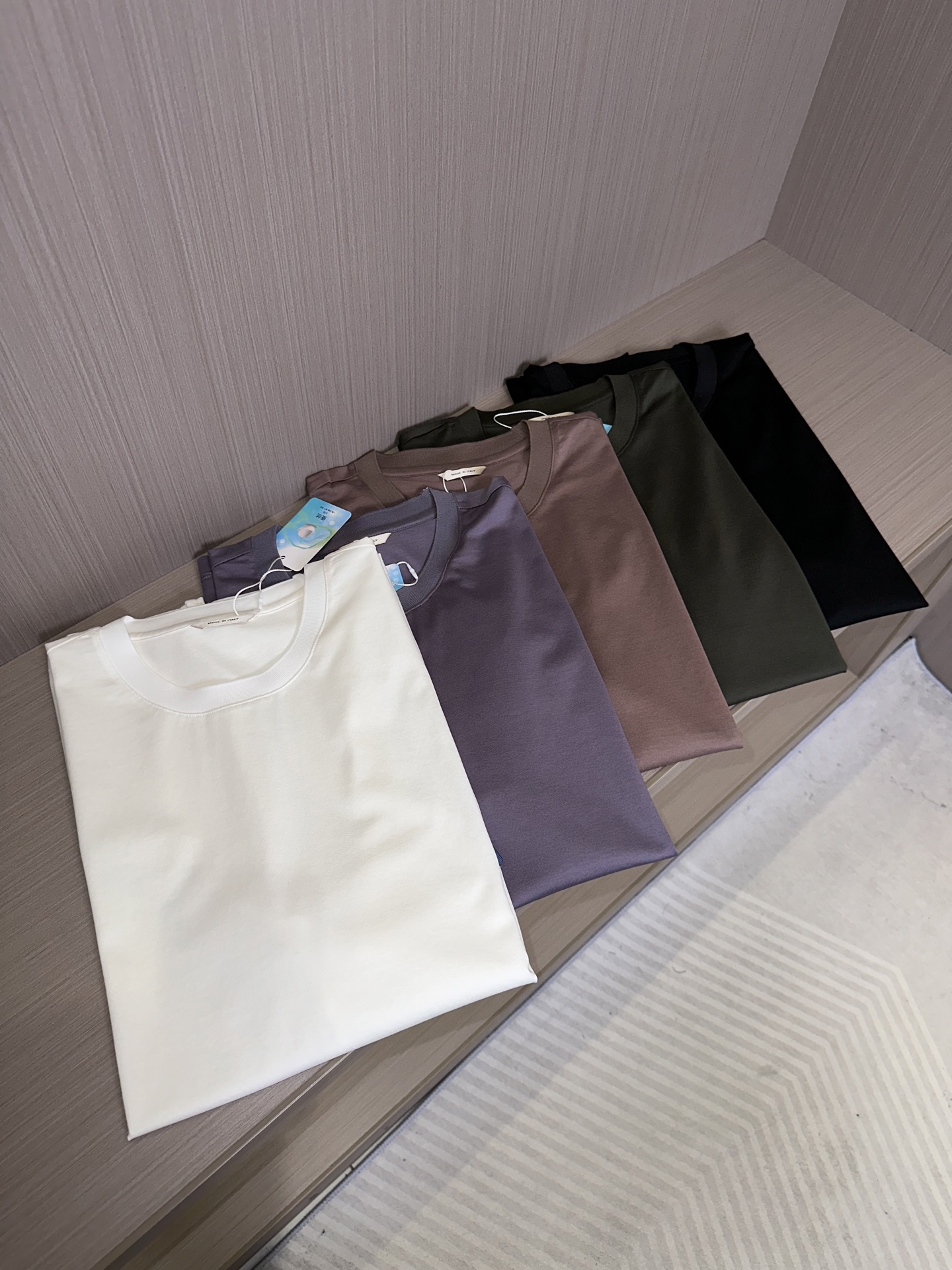 NO:132853,Hjia 25SS spring and summer new style of foot stripes Original customization Imported yarn color dyeing, high breathability and comfort, integrated collar/bottom stripes, double-layer design of cuffs Fashion classic and versatile 3-color models Color black dark green bean paste Taro purple white Number of 48-56 (M-3XL), alexander wang19860909H家25SS春夏新款起脚平纹 原版定制 进口纱线色染 ,透气舒适度高,领口/底边条纹一体搭配,袖口双层设计 时尚经典百搭 3色款 颜色黑色 墨绿 豆沙 香芋紫 白色 码数48-56（M-3XL）,,alexander wang,Men's clothing