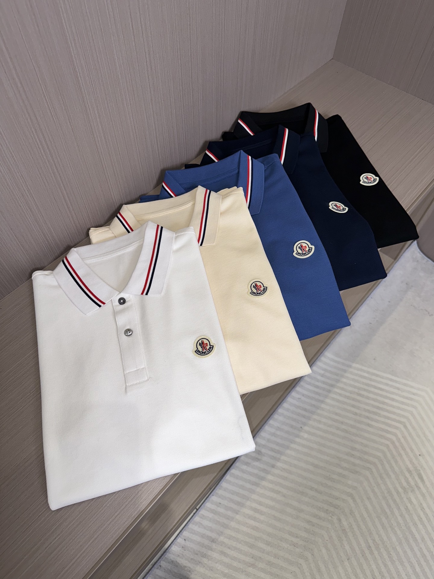 NO:132842,MON 25SS Spring and Summer Latest Pearl POLO Short Sleeve Original Customized Three-color Striped Threaded Cuffs Neck Wool Badge Logo Simple and generous Classic and versatile Five-color Model Number of 48-56 (M-3XL), Moncler, T-shirt, alexander wang19860909MON蒙口25SS春夏最新珠地POLO短袖 原版定制三色条纹螺纹袖口 领口 羊毛徽章logo 简单大方 经典百搭 五色 款 码数48-56（M-3XL）,,Moncler,T-shirt,alexander wang,Men's clothing