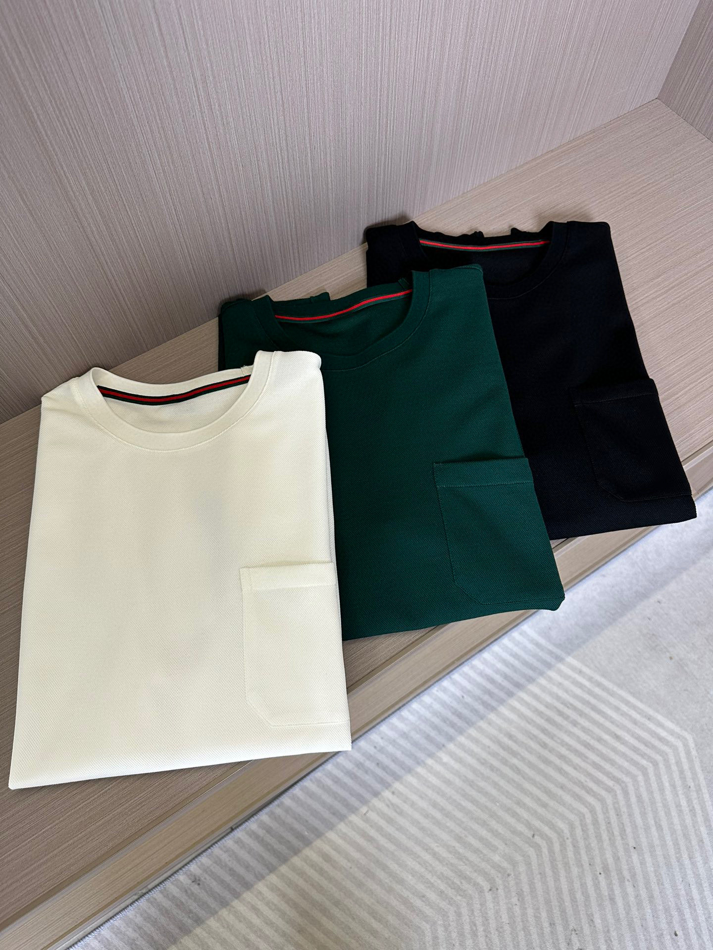 NO:116796,GU Gujia 25sss dress tailoring piece custom-made color woven positioning, using Xinjiang long velvet cotton, environmentally friendly material dyed yarn, sewing and manufacturing, high-end embroidery machine embroidery, neckline, cuff embroidery, classic webbing details, three-dimensional 3D plate, top body full of high-end feeling, exclusive sale, color black, military green, white, color M-3XL,,gucci,alexander wang19860909GU古家 25sss 整衣裁片定制起脚色织定位 采用新疆长绒棉 环保材料染色纱线 缝制制造 高端绣花机绣制 领口,袖口点缀经典织带细节拉满 整衣立体3d制版 上身高级感满 独家发售 颜色黑色, 军绿色 白色 颜色M—3XL,,gucci,alexander wang,Men's clothing