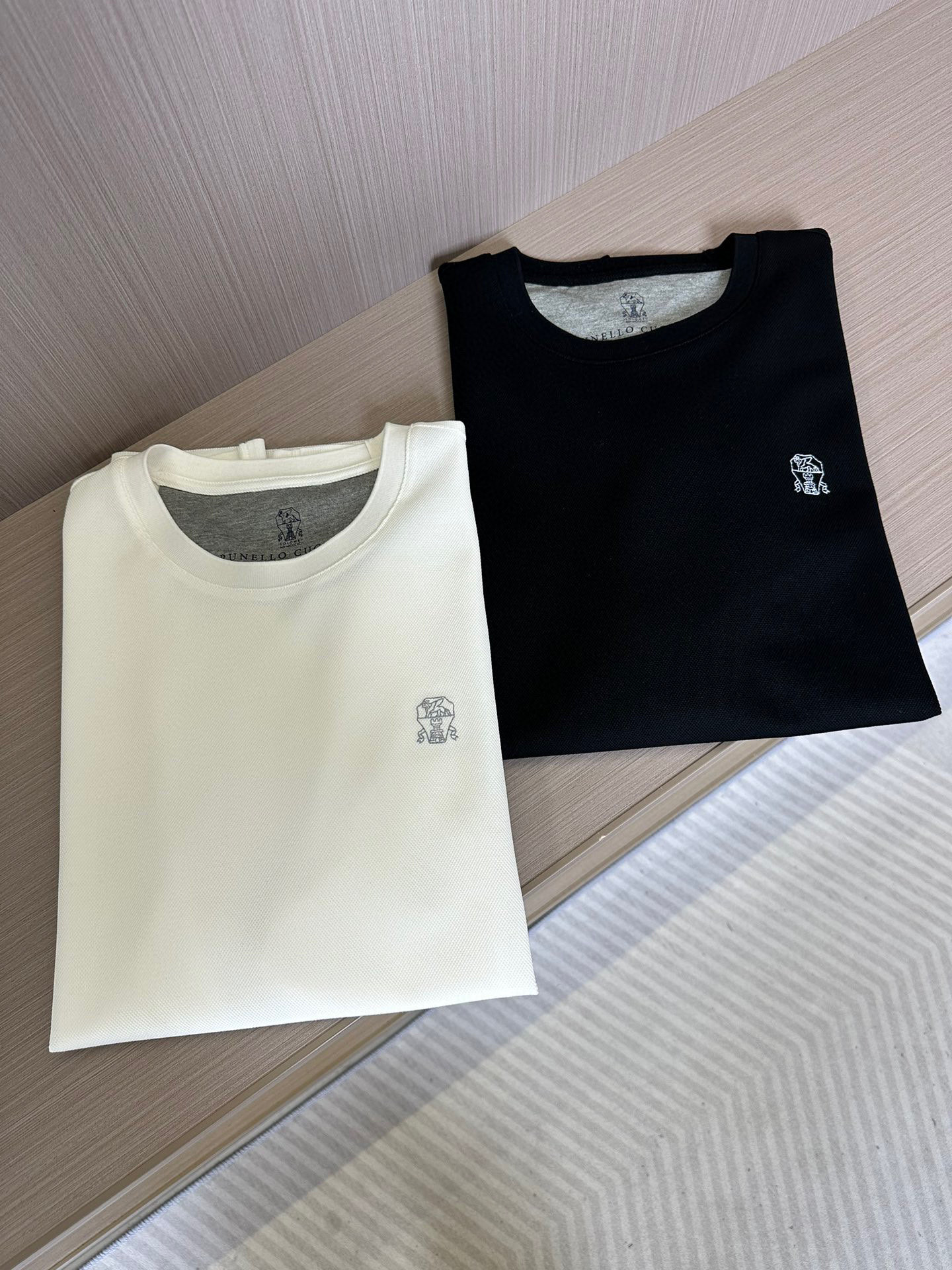 NO:116807,BC Home 25sss Purchase Customized Color Weaving Positioning Using Xinjiang Long Waist Cotton Environmentally friendly material dyed yarn Sewing and manufacturing High-end embroidery machine embroidery chest brand logo embroidery Three-dimensional 3D plate making, top body full of high-end feeling, exclusive sale Color black, white Color M-3XL, chanel, alexander wang19860909BC家25sss 整衣裁片定制起脚色织定位 采用新疆长绒棉 环保材料染色纱线 缝制制造 高端绣花机绣制 胸前品牌标识刺绣 整衣立体3d制版 上身高级感满 独家发售 颜色黑色,白色 颜色M—3XL,,chanel,alexander wang,Men's clothing